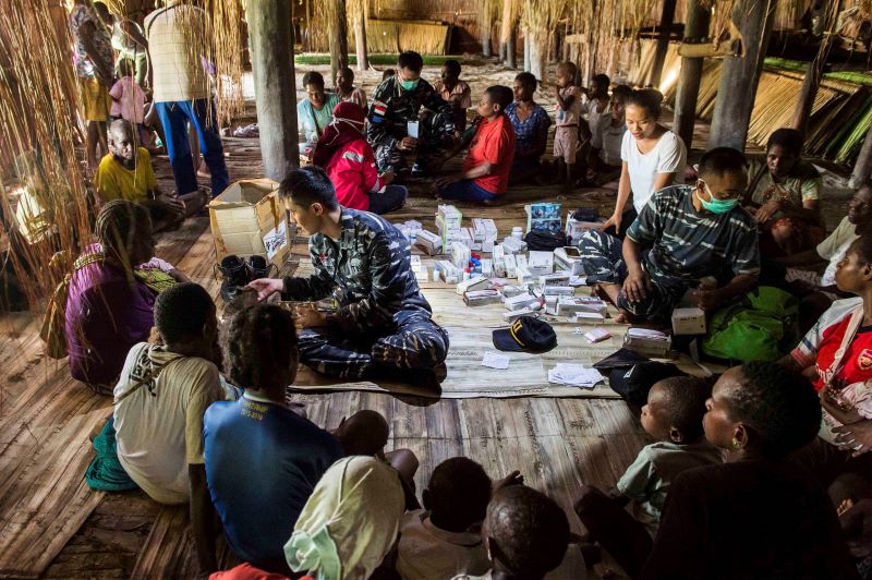 Sejumlah dokter dari TNI AL memeriksa masyarakat di Kabupaten Samat, Papua.