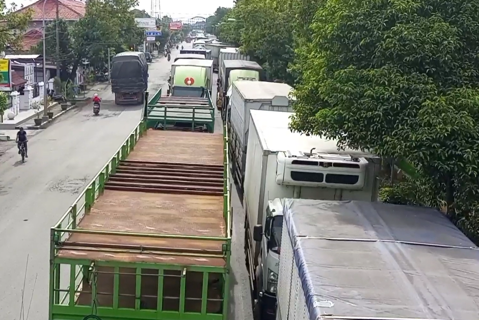 Kemacetan di Pantura Juwana, Pati, menuju Rembang, Jawa Tengah.