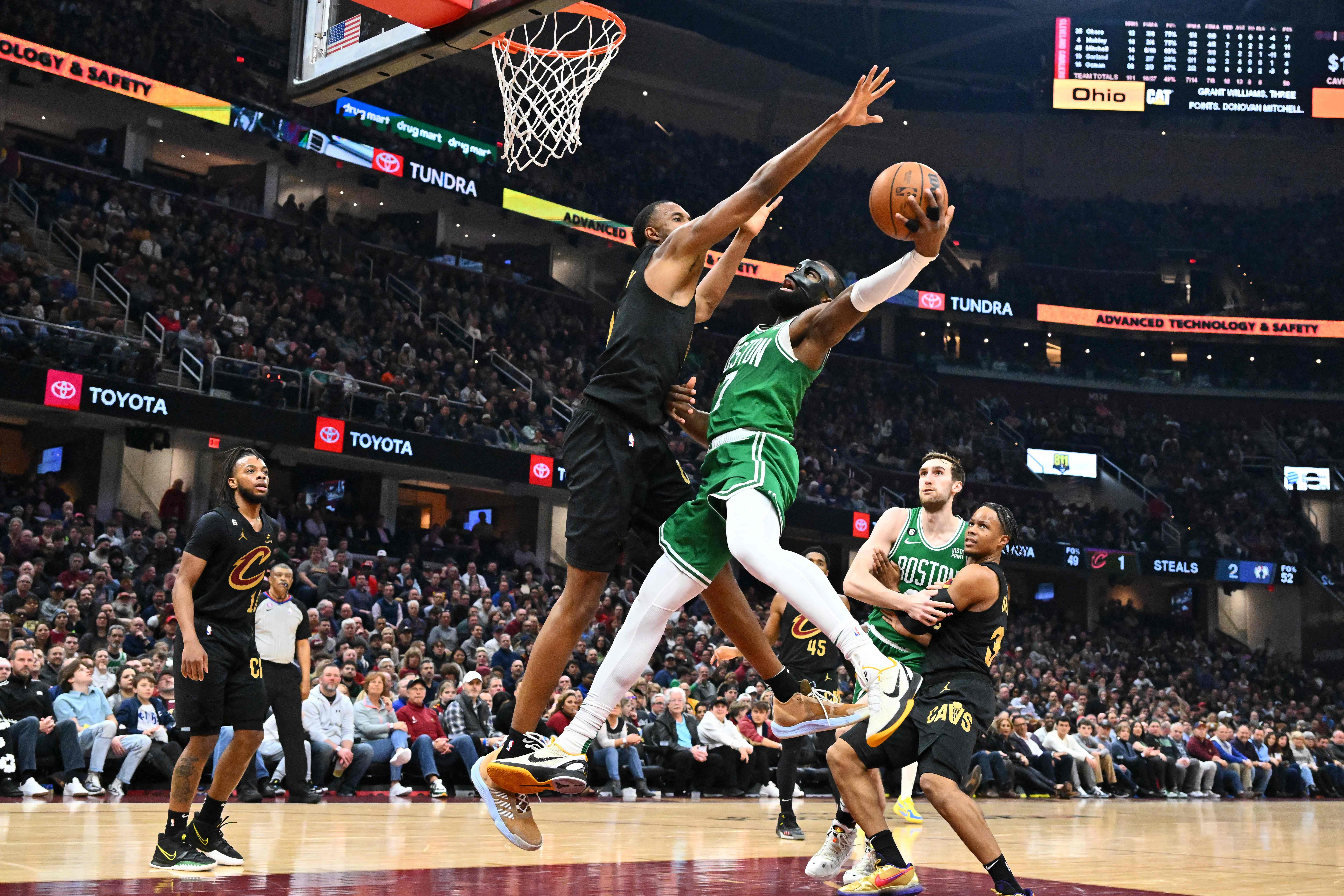 Pemain Cavaliers Evan Mobley (kiri) menghadang pemain Celtics Jaylen Brown dalam lanjutan NBA, Selasa (7/6). Cavaliers menang 118-114. 