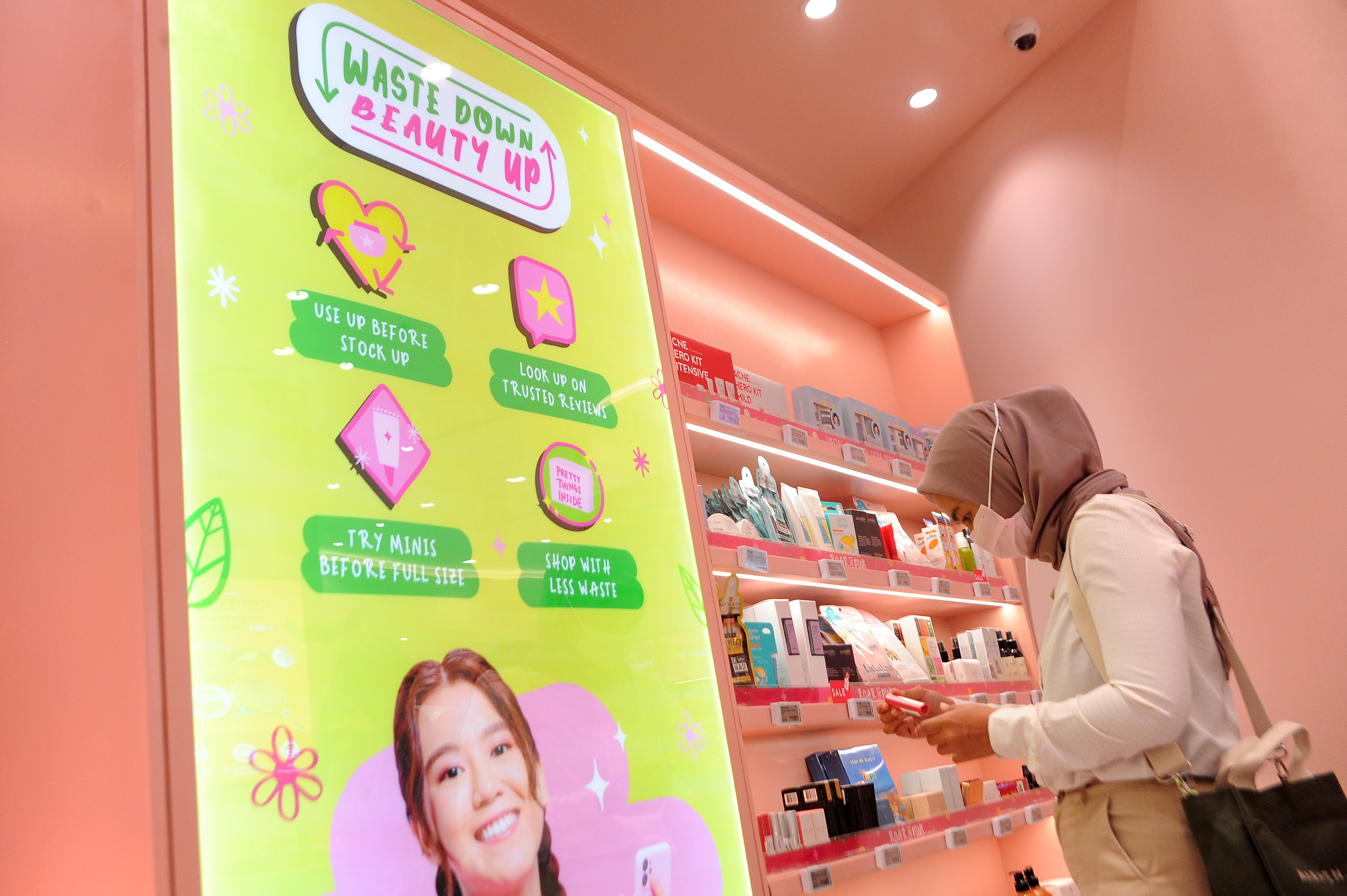 Pengunjung mencoba produk kecantikan pada pembukaan gerai Sociolla di Palembang Icon, Sumatera Selatan, Senin (7/2/2022).