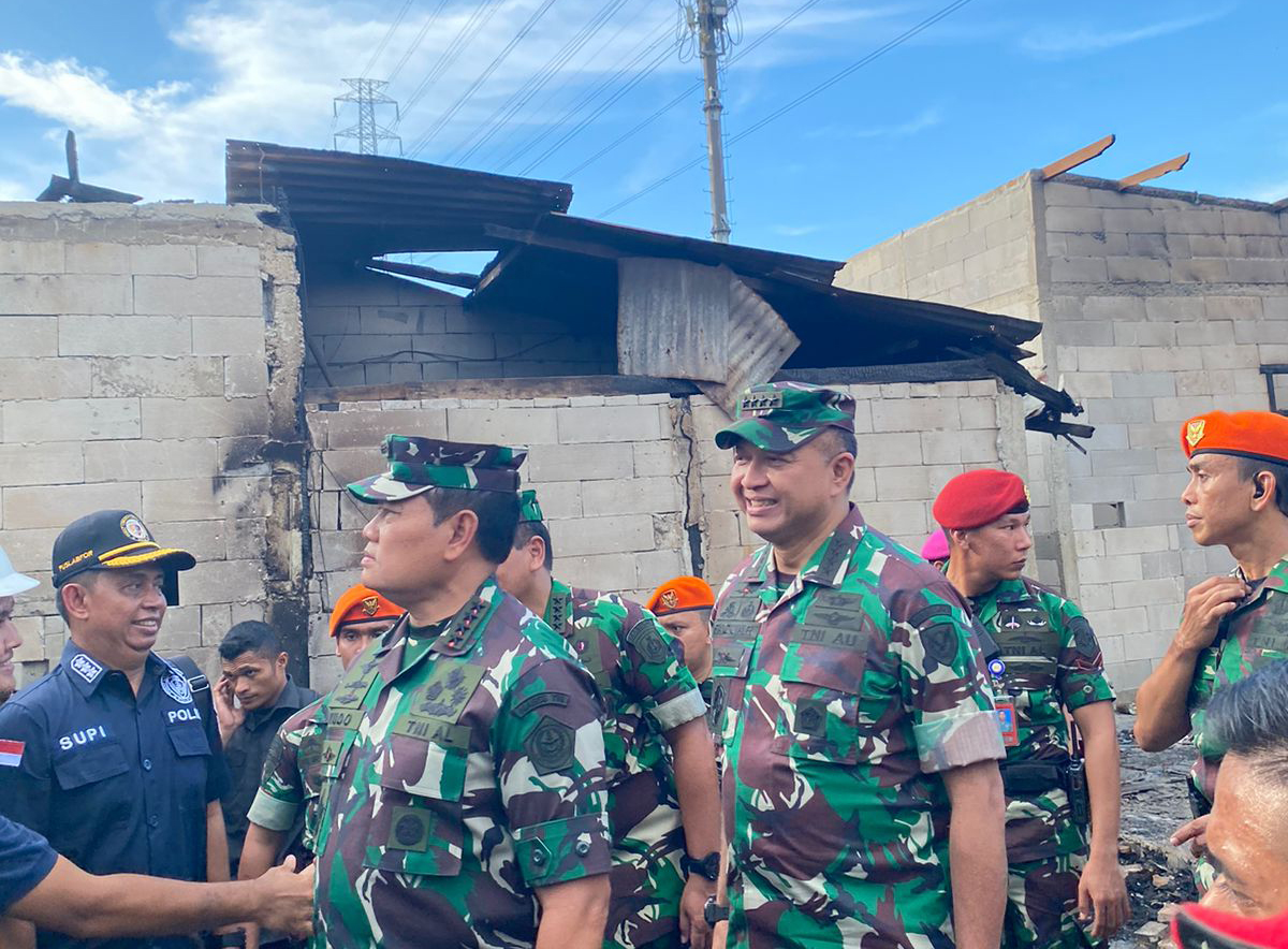 TNI menyerahkan bantuan ke masyarakat korban kebakaran Depo Pertamina