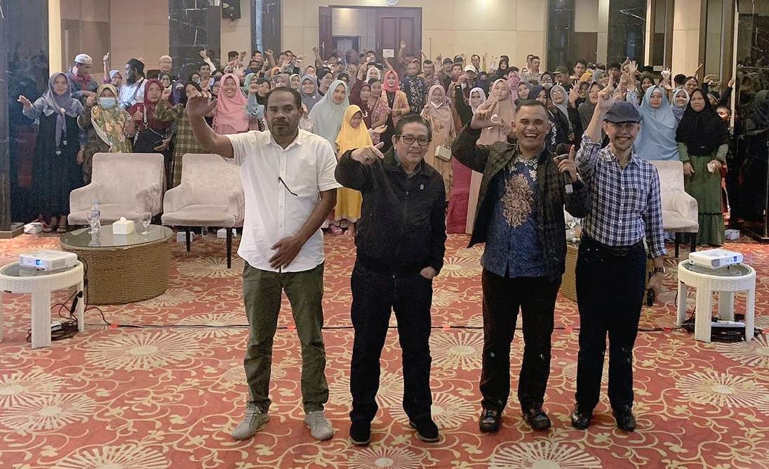 Nyat Kadir (dua dari kiri) dalam acara di Batam.