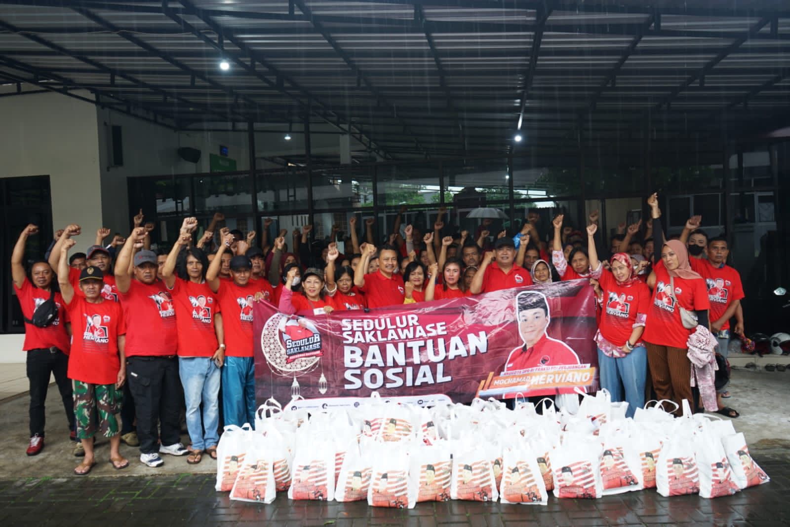 Relawan Sedulur Saklawase membagikan sembako dan takjil di Kecamatan Argomulyo, Kota Salatiga, Jawa Tengah, Minggu (26/3).