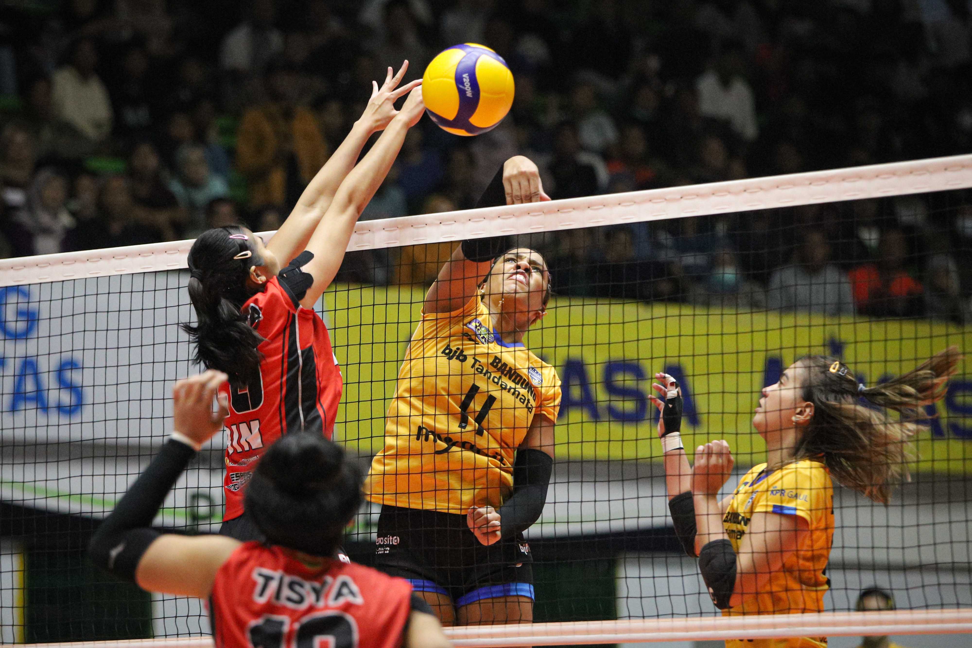 Pebola voli putri Bandung BJB Tandamata Madeline Jazmin Guillen Paredes (kedua kanan) melepaskan smes.