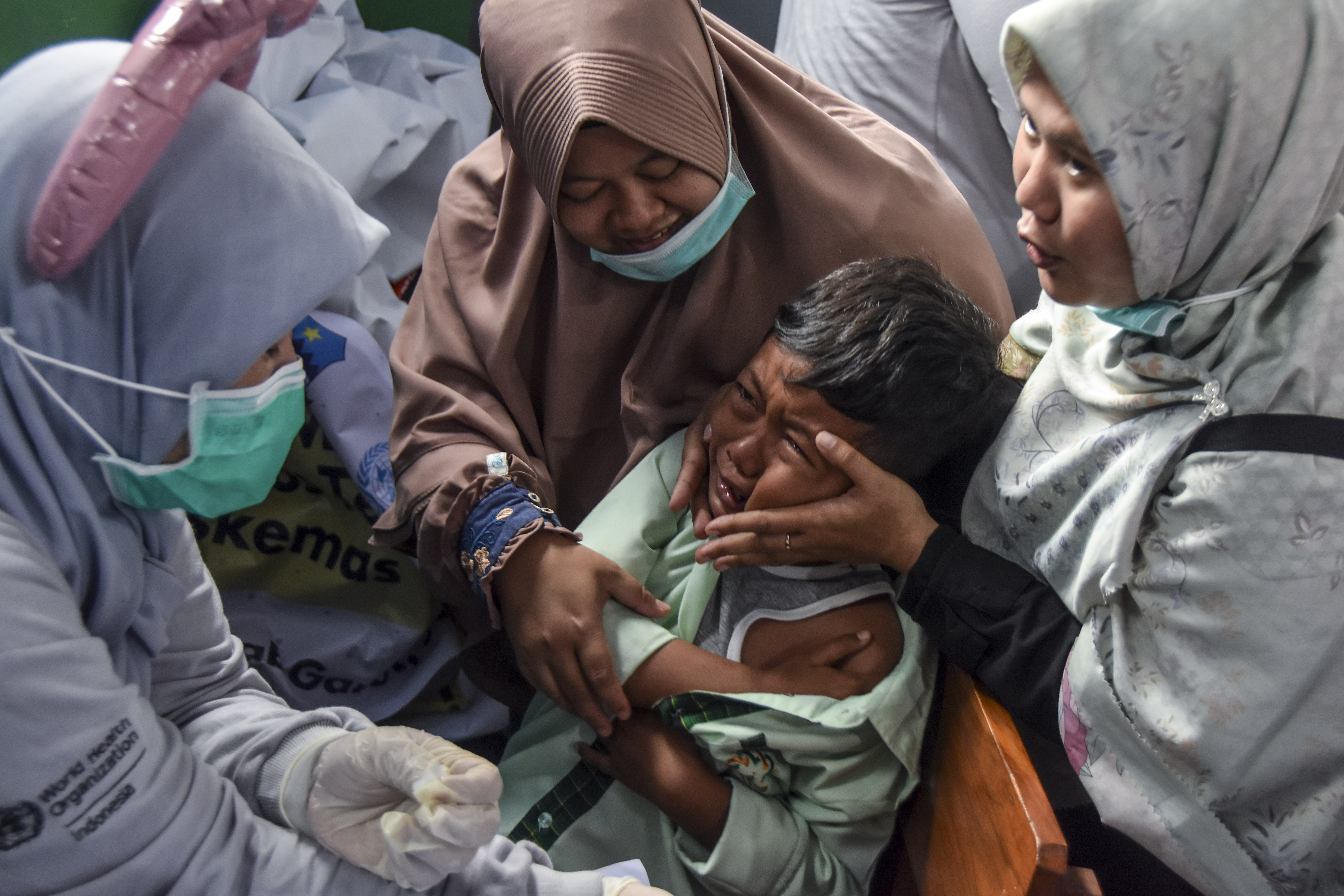 Siswa mengikuti vaksinasi imunisasi massal di SD IT Miftahul Huda, Kampung Cicapar, Kabupaten Garut, Jawa Barat, Selasa (1/3/2023).