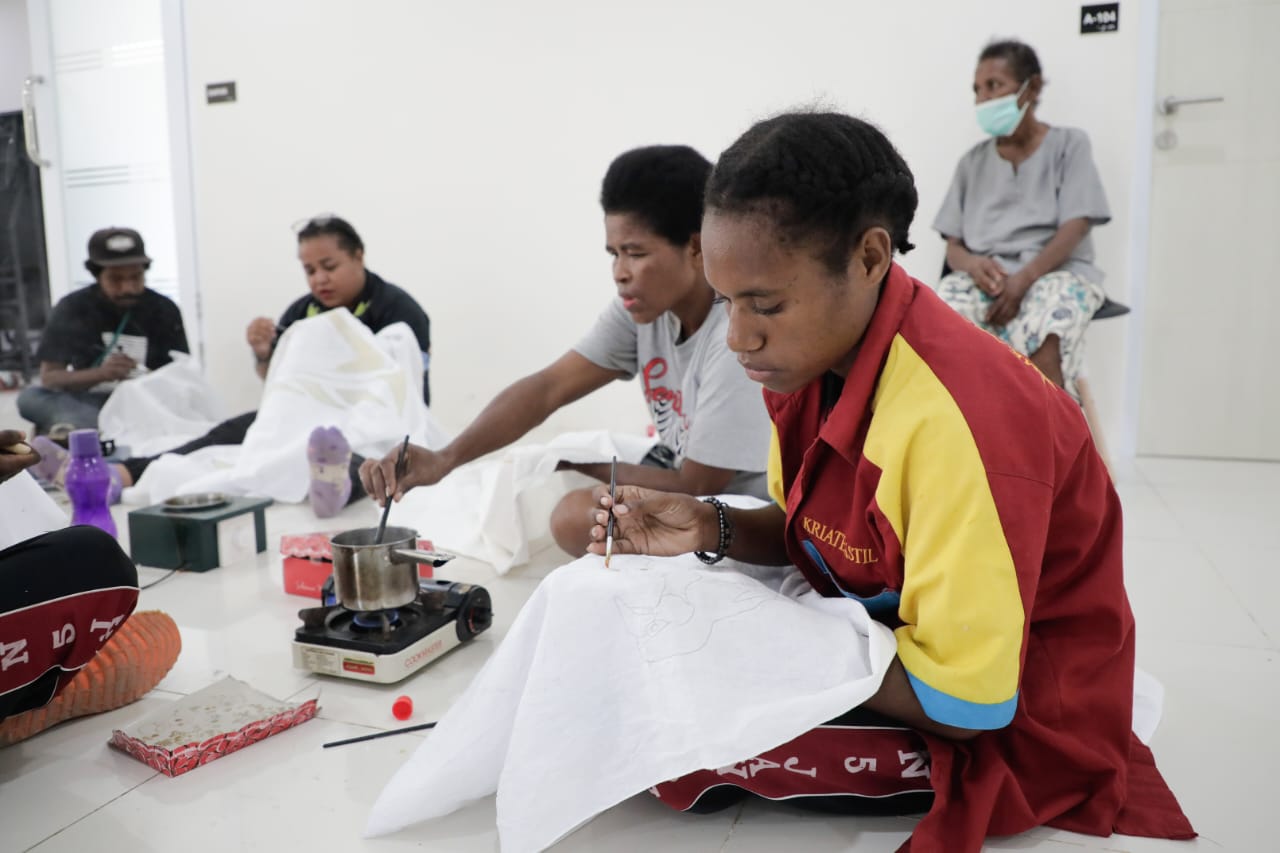 Papua Muda Inspiratif (PMI) menggelar pelatihan membatik di gedung Papua Youth Creative Hub (PYCH) di Kota Jayapura, Papua, Kamis (9/3)