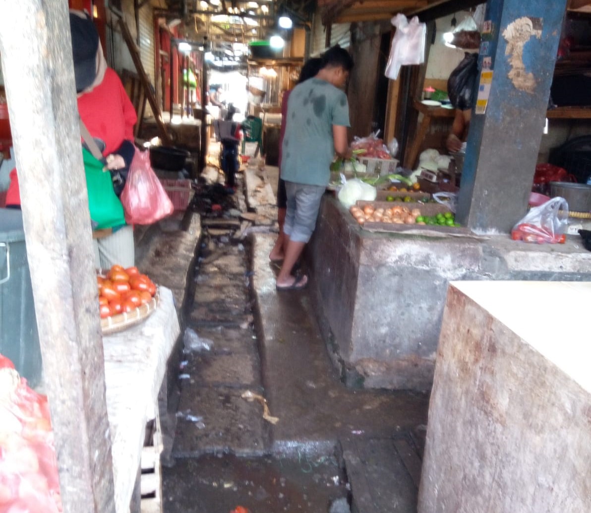 Suasan kios-kios di Pasar Tradisinonal Kemiri Muka tak nyaman karena penataan kacau, bau sampah dan kumuh.