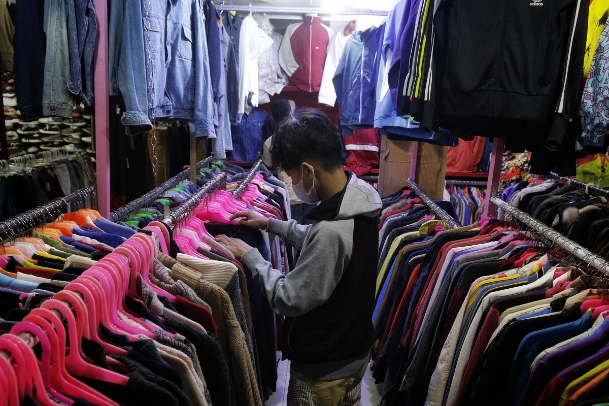 Pembeli sedang memilih-milih pakaian bekas impor di salah satu kios pakaian bekas di Pasar Senen, Jakarta Pusat. 