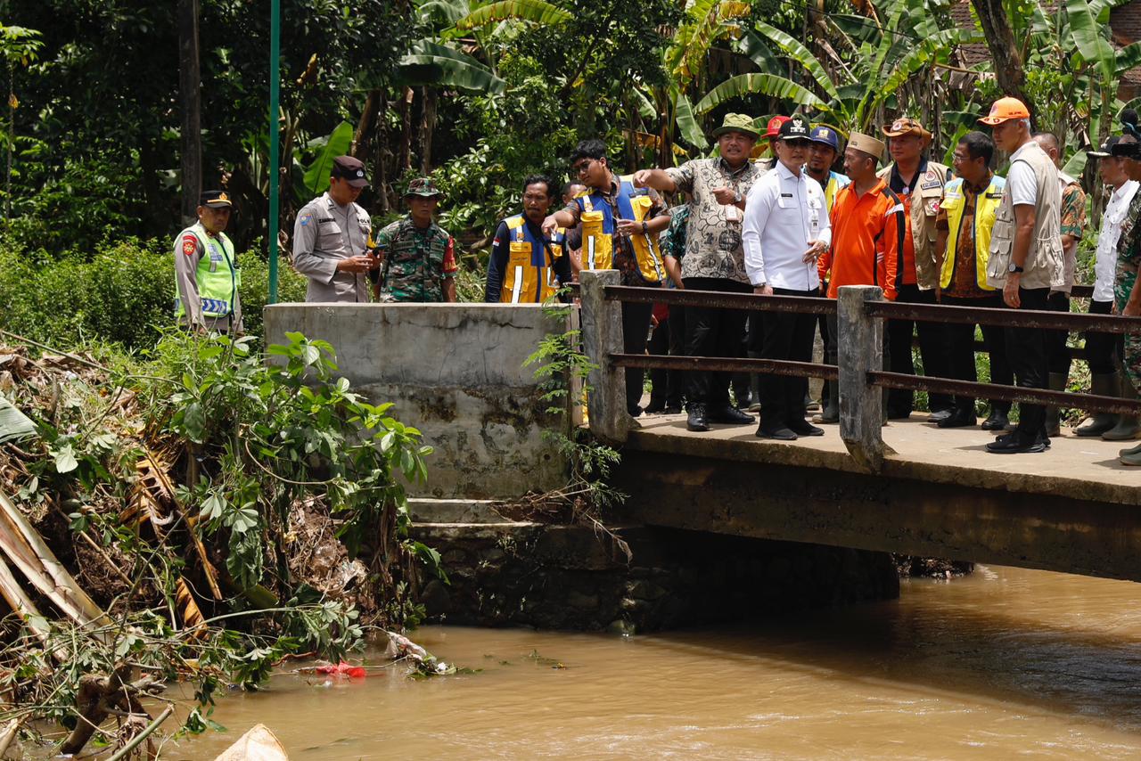 Gubernur Jateng Ganjar Pranowo meninjau tanggul Sungai Dawe yang jebol di Desa Payaman, Kecamatan Mejobo, Kabupaten Kudus, Jumat (3/3/23)