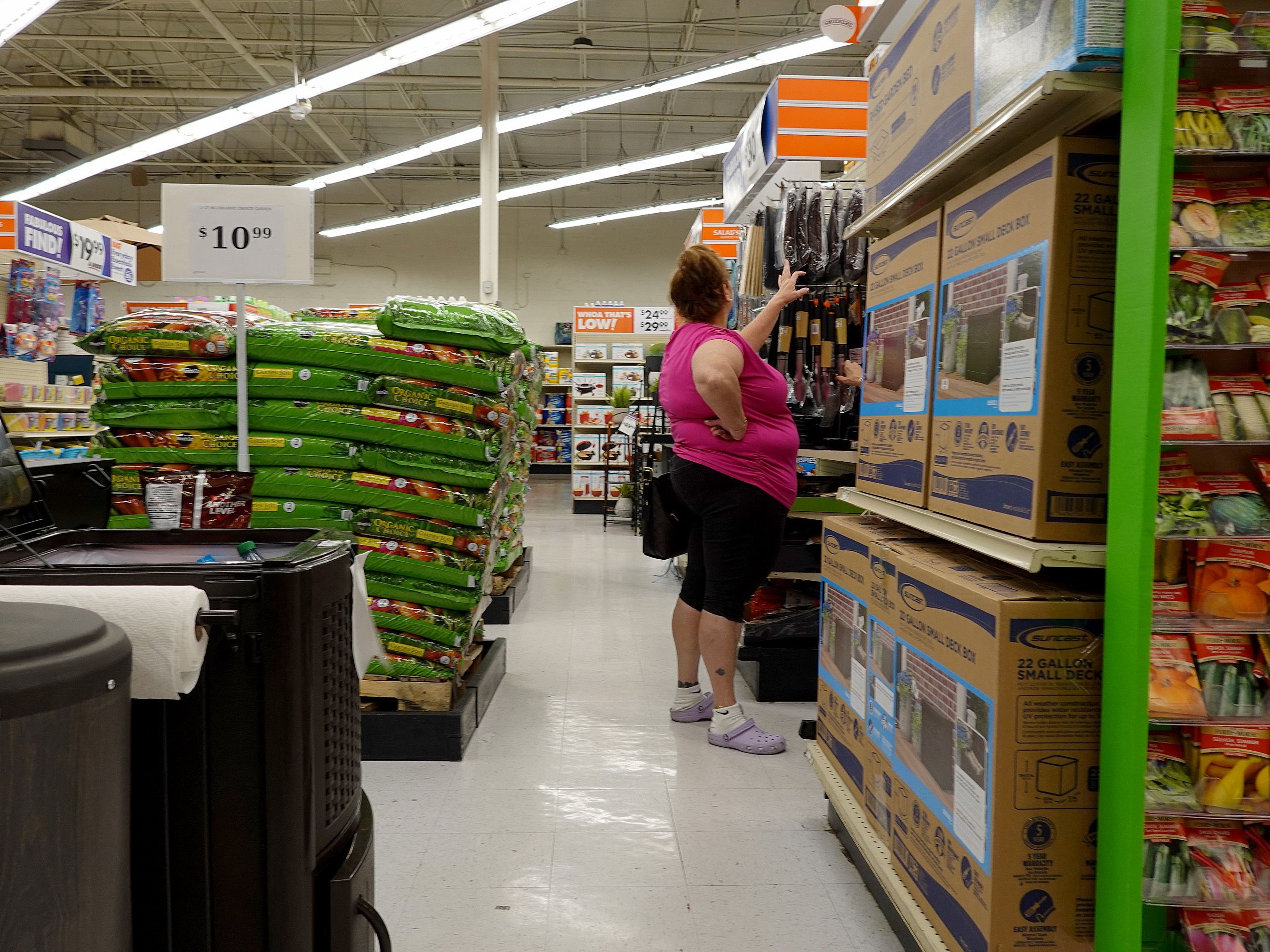 Seorang pelanggan melihat barang dagangan di suatu toko pada 14 Maret 2023 di Miami, Florida.