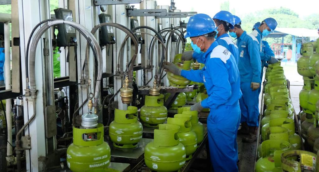 Petugas Pertamina sedang mengisi tabung gas elpiji 3 Kg (subsidi).