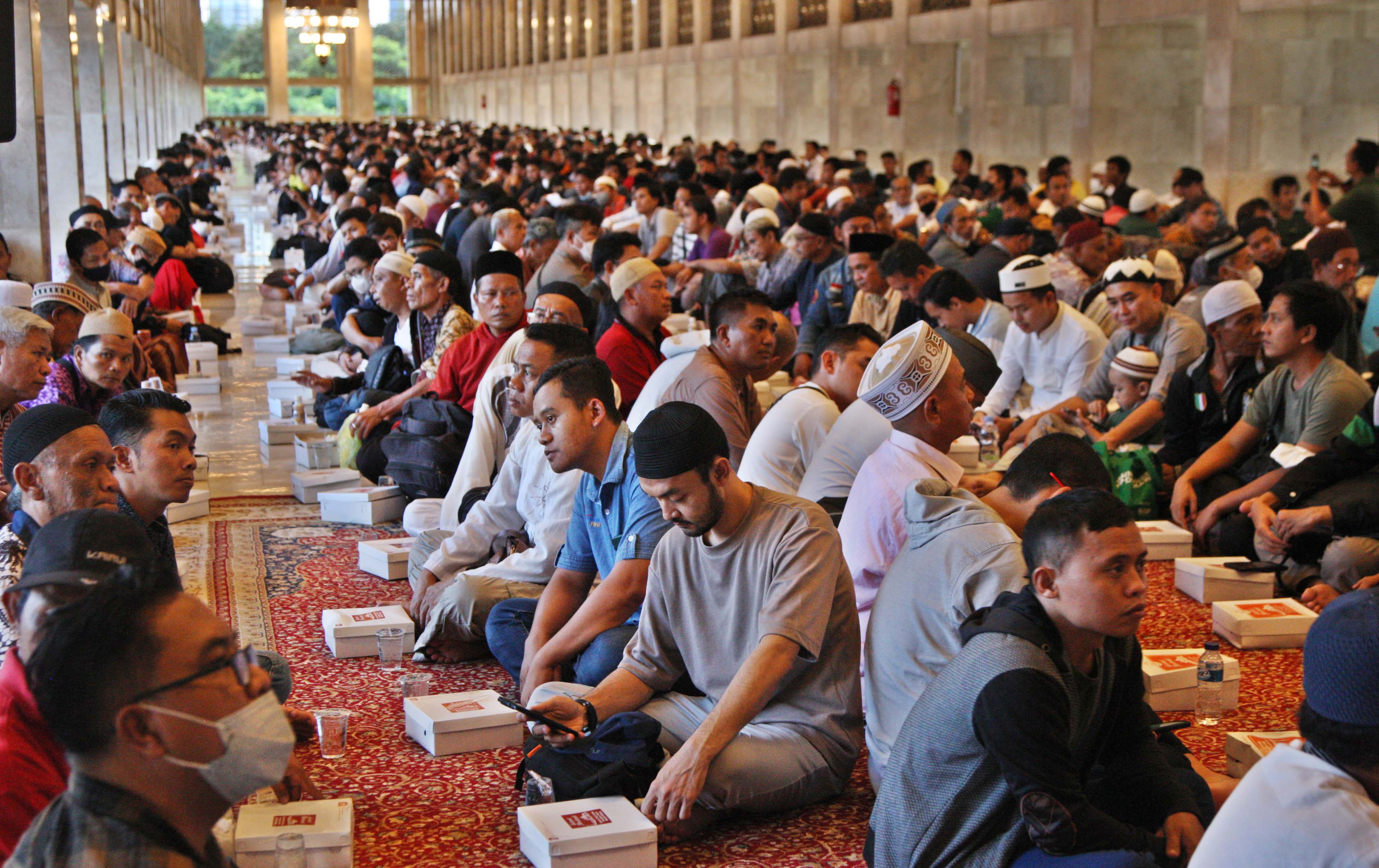 Ribuan jamaah mengikuti buka puasa Bersama di selasar Masjid Istiqlal, Jakarta.