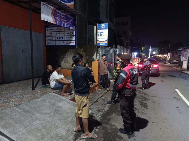 Polisi melakukan patroli keliling untuk membubarkan kerumunan saur On The Road.