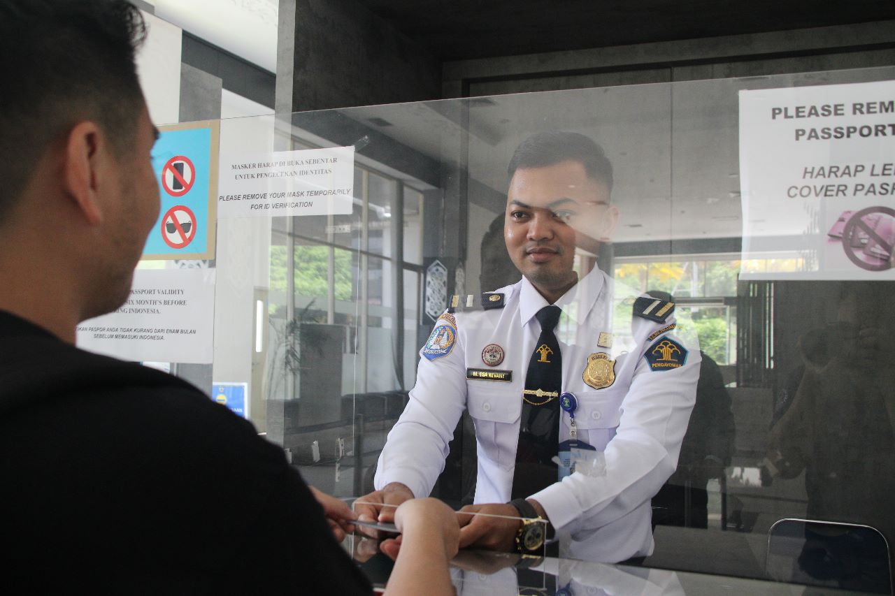 Petugas Imigrasi Kelas II TPI Entikong siap melayani perlintasan bagi pelaku perjalanan Internasional dengan profesional dan humanis.