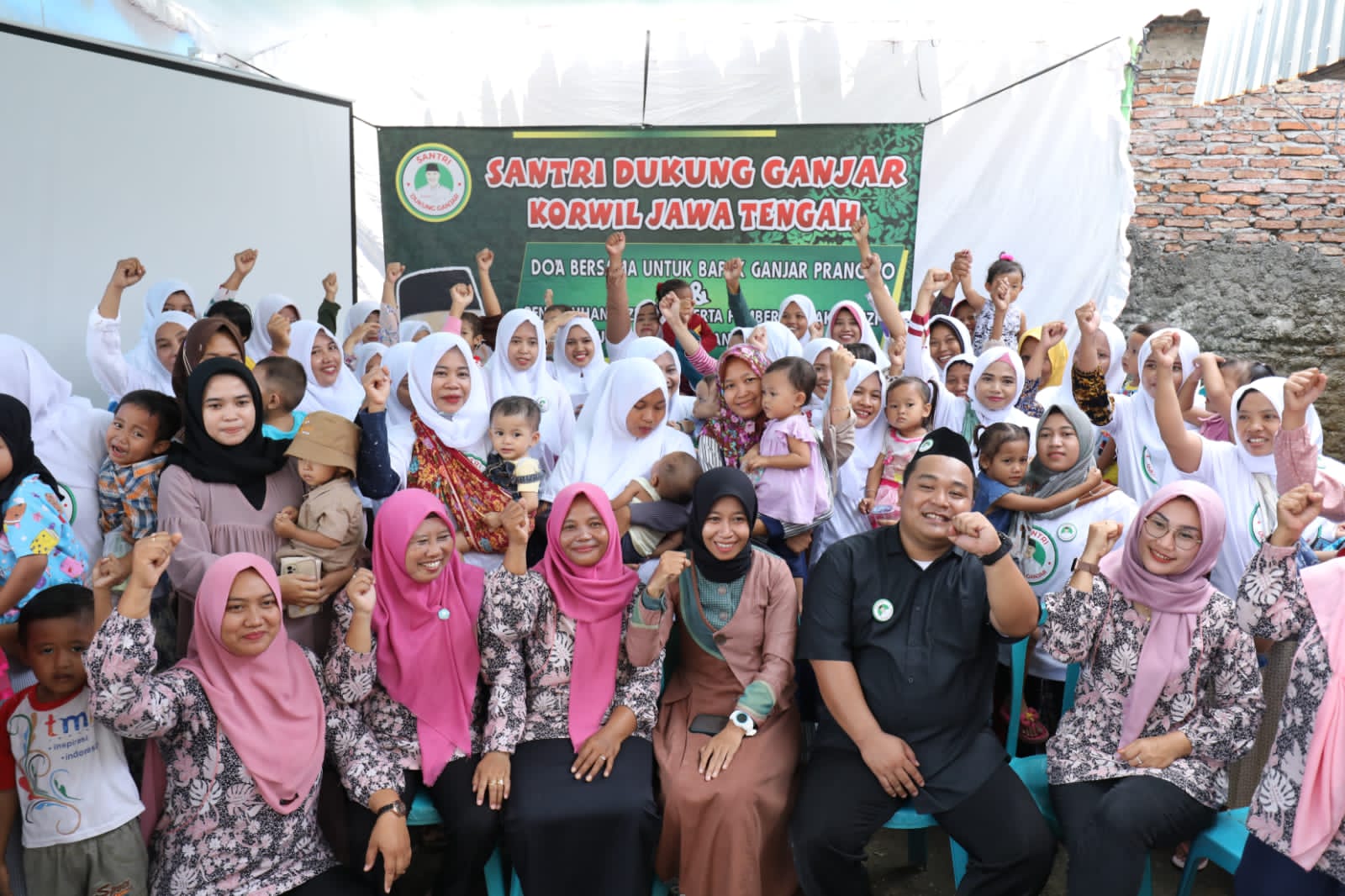 Santri Dukung Ganjar (SDG) Jateng menggelar penyuluhan gizi anak dan memberikan paket makanan sehat untuk pencegahan stunting di Demak     