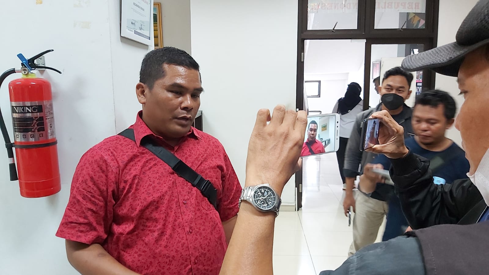 Perwakilan warga Kompleks Cibubur Indah 2 di Kecamatan Ciracas, Jakarta Timur, Ricky Simanjuntak, saat bertemu dengan Camat Ciracas, Jaktim.