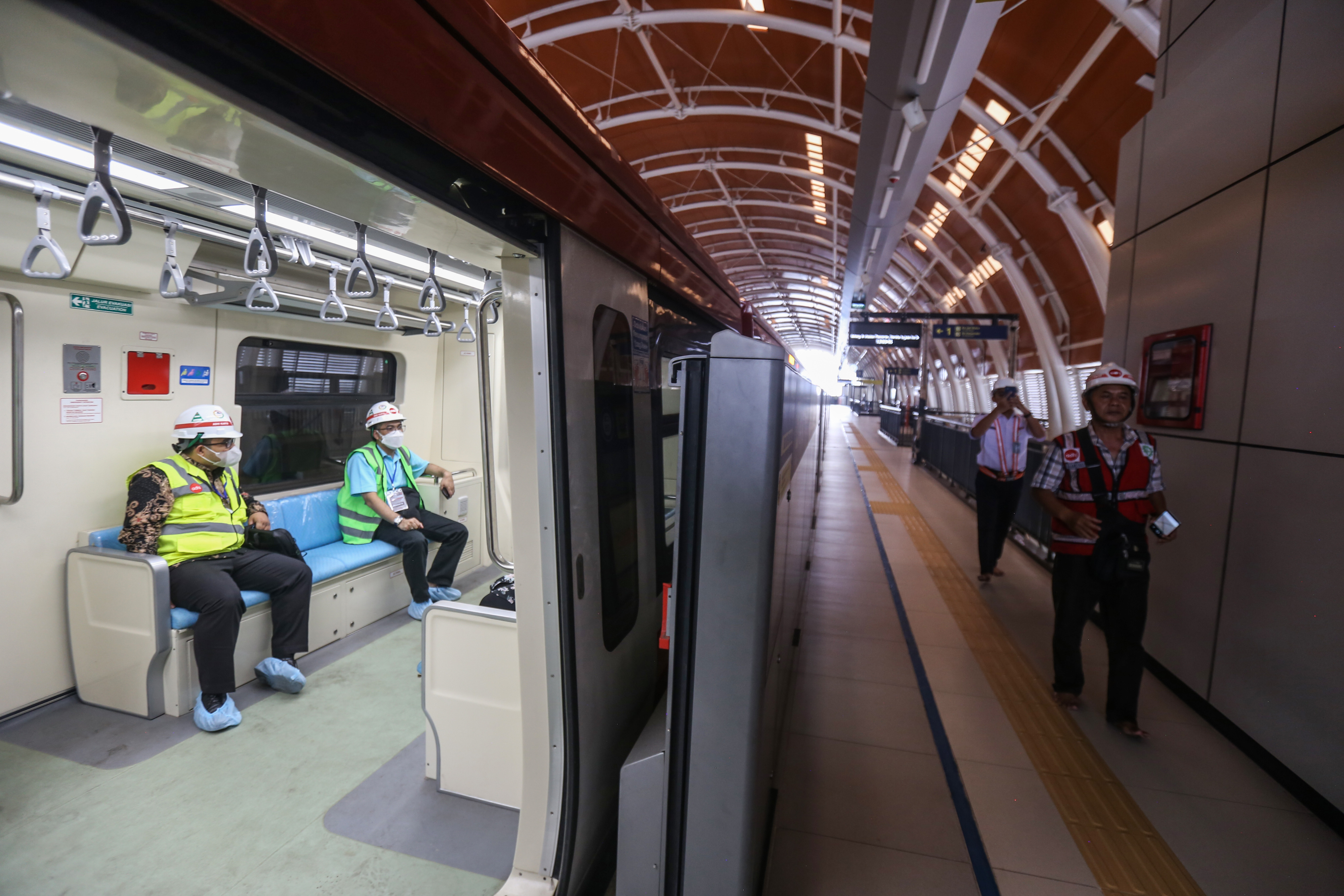 Pekerja mencoba kereta LRT yang sedang dalam masa uji coba sebelum dioperasikan pada Juli mendatang.