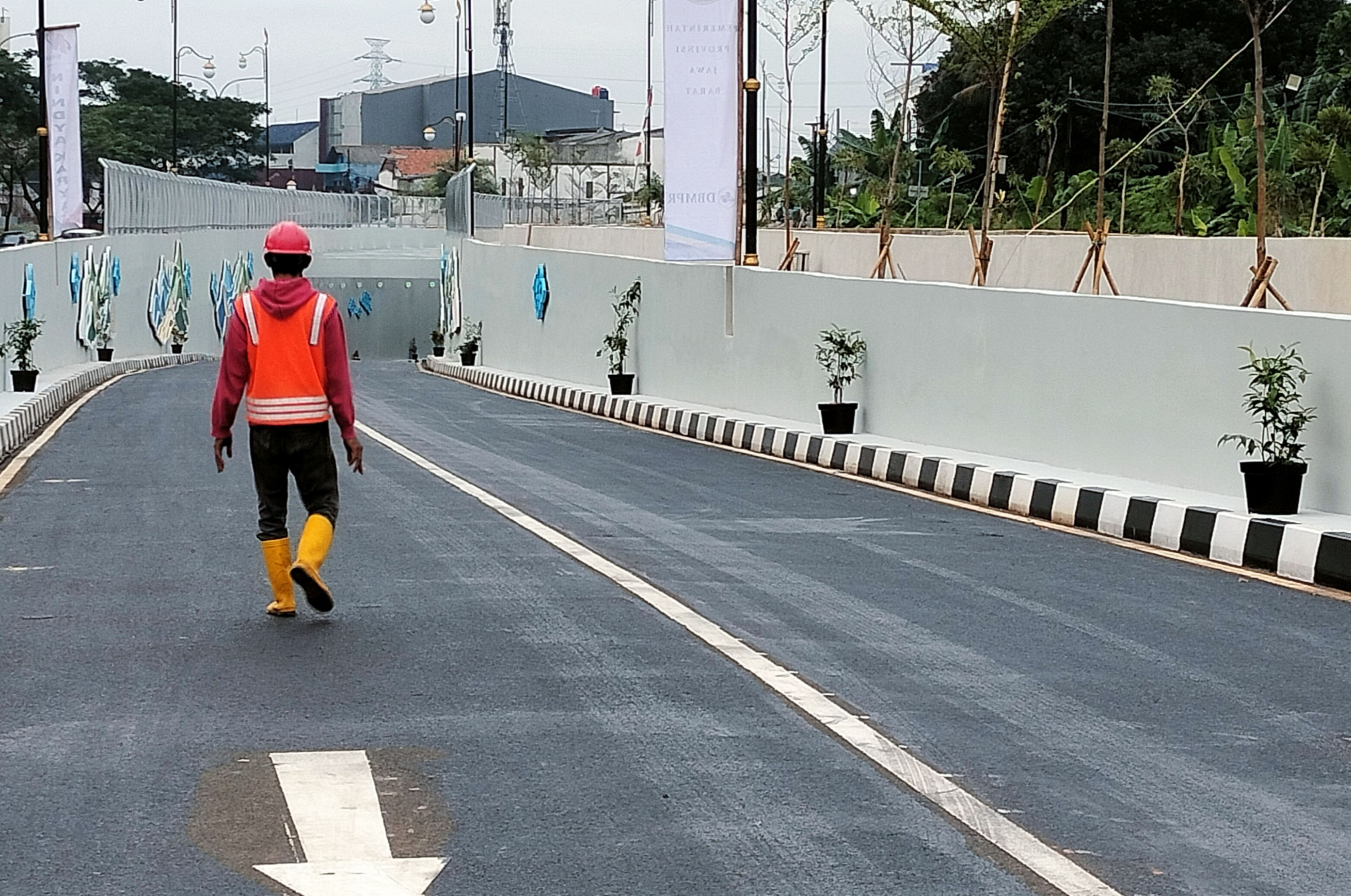 Pekerja berjalan di Underpass Dewi Sartika Depok sebelum diresmikan Gubernur Jawa Barat Ridwan Kamil, beberapa waktu lalu.