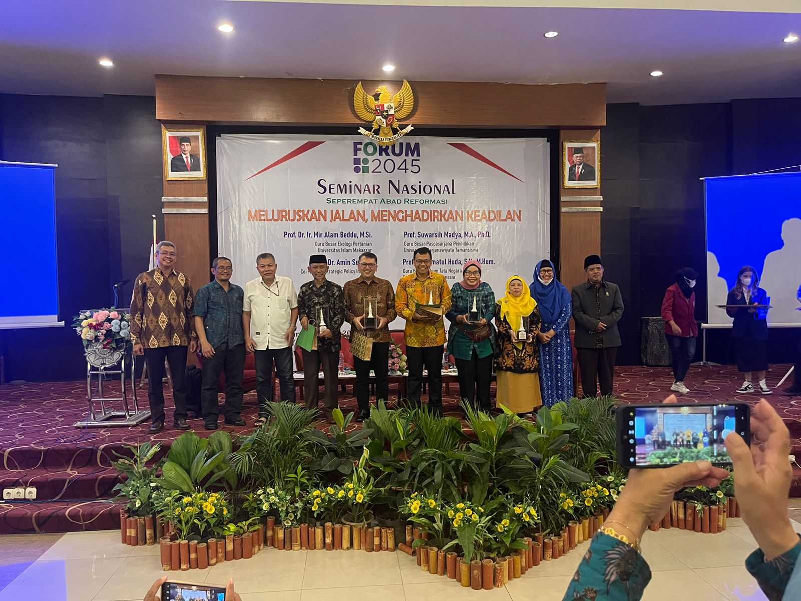 Seminar bertajuk ”Meluruskan Jalan, Menghadirkan Keadilan” yang diselenggarkan di University Club UGM, Yogyakarta. 