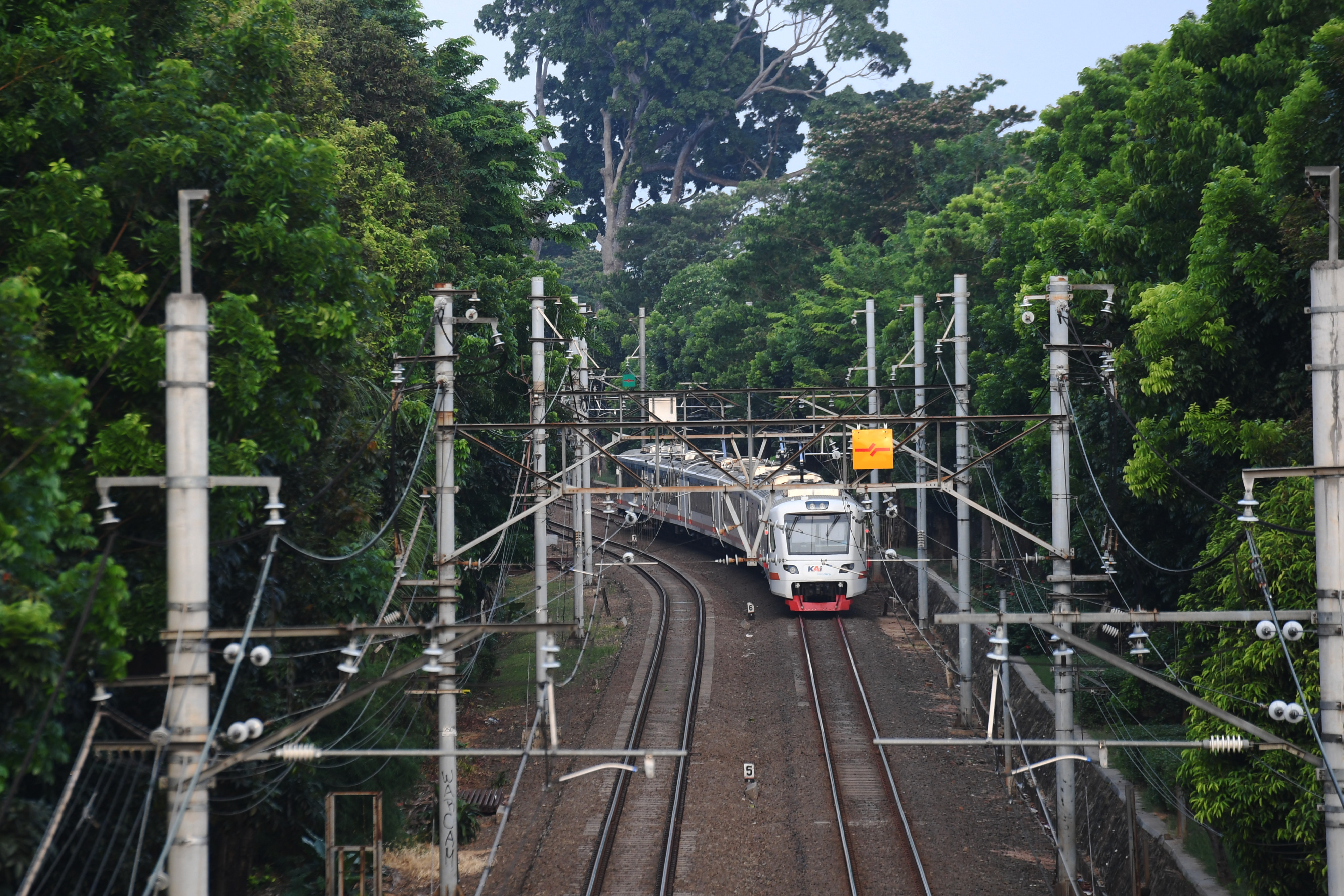 KA Bandara Soekarno-Hatta melintas di Jakarta