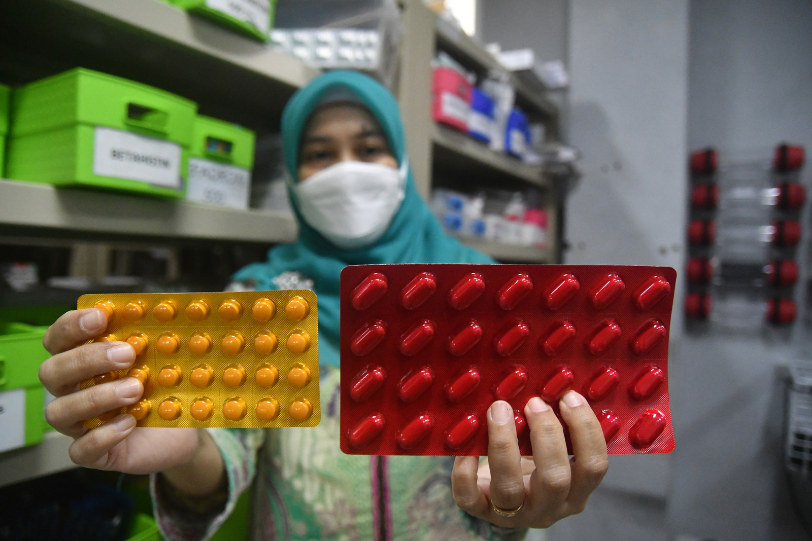 Apoteker menunjukkan obat untuk pasien penyakit Tuberkulosis (TBC)