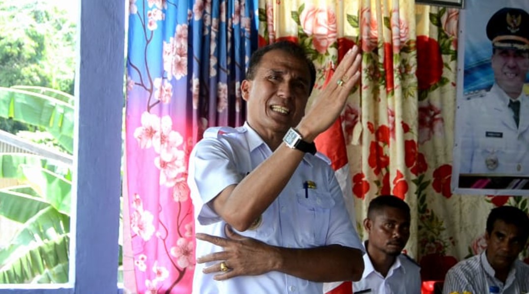 Penjabat Bupati Flores Timur Doris Alexander Rihi saat berkunjung ke Desa Aransina.