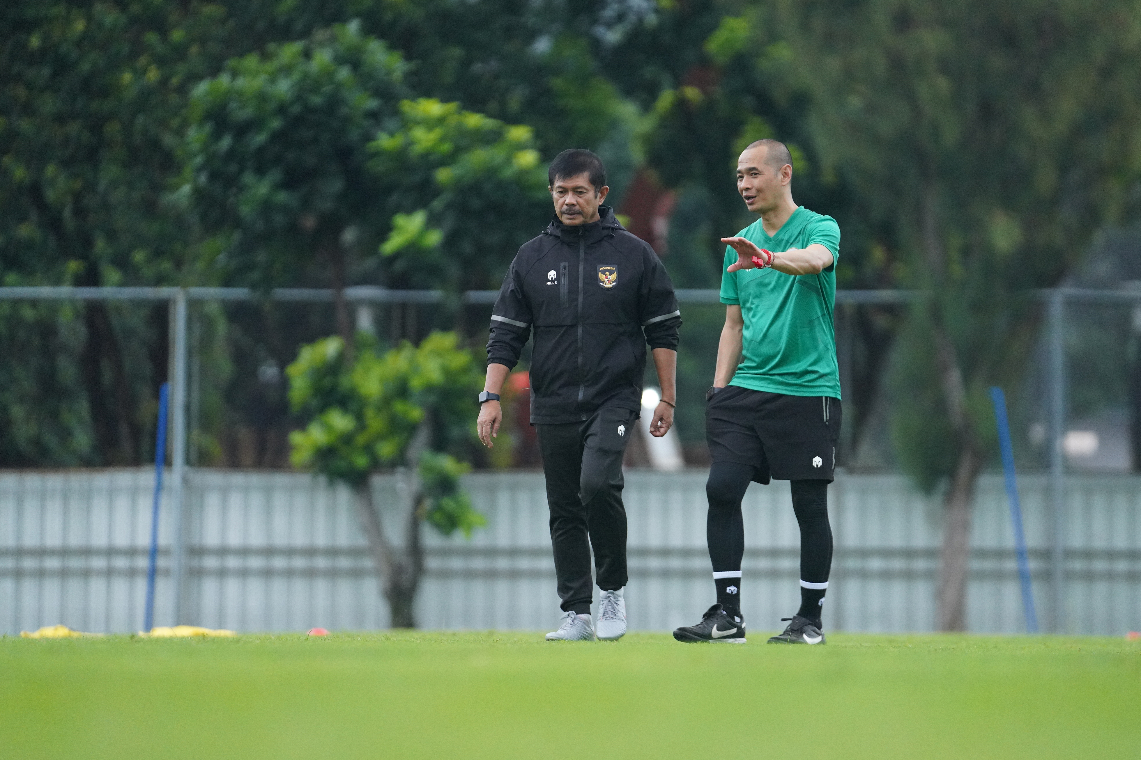 Pelatih timnas U-22 yang akan tampil di SEA Games 2023 Indra Sjafri (kiri)