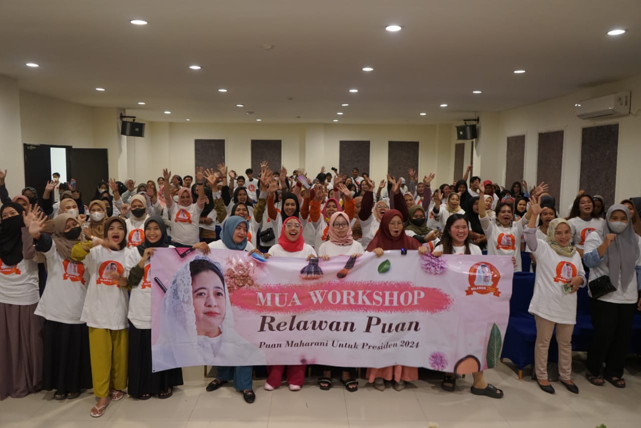 Relawan Puan Sulawesi Selatan memberikan workshop make-up artist  atau MUA di Kota Makassar, Sulsel, Minggu (19/3). 