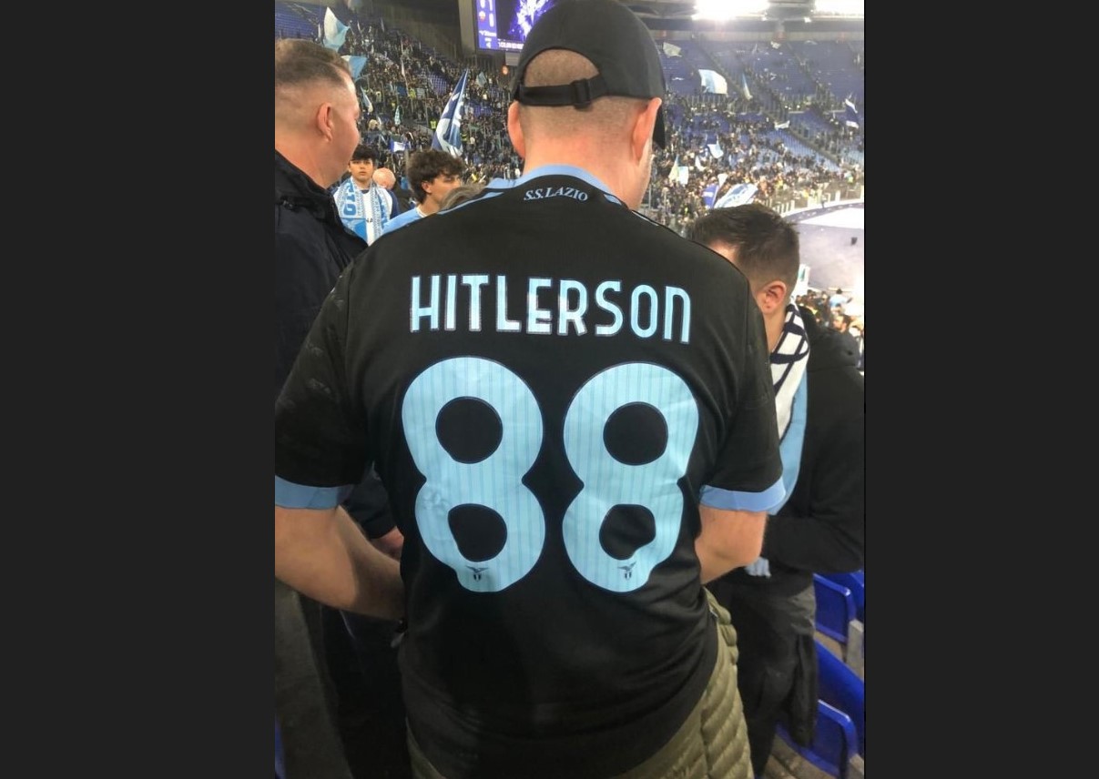 Pendukung Lazio mengenakan jersey dengan nama Hitlerson dan nomor punggung 88.