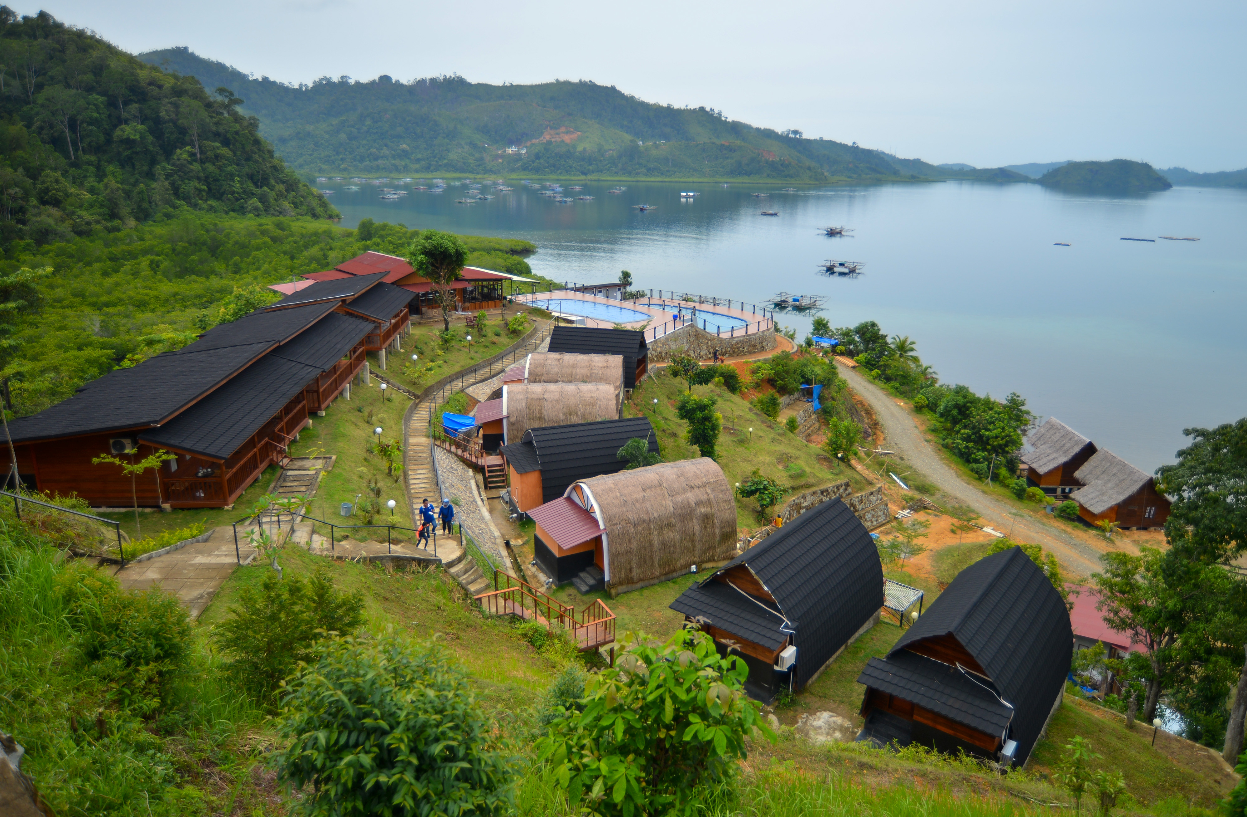  Pengunjung berada di Pandan View Resor dan Kafe di Kawasan Mandeh, Kabupaten Pesisir Selatan, Sumatera Barat, Rabu (1/3/2023). 