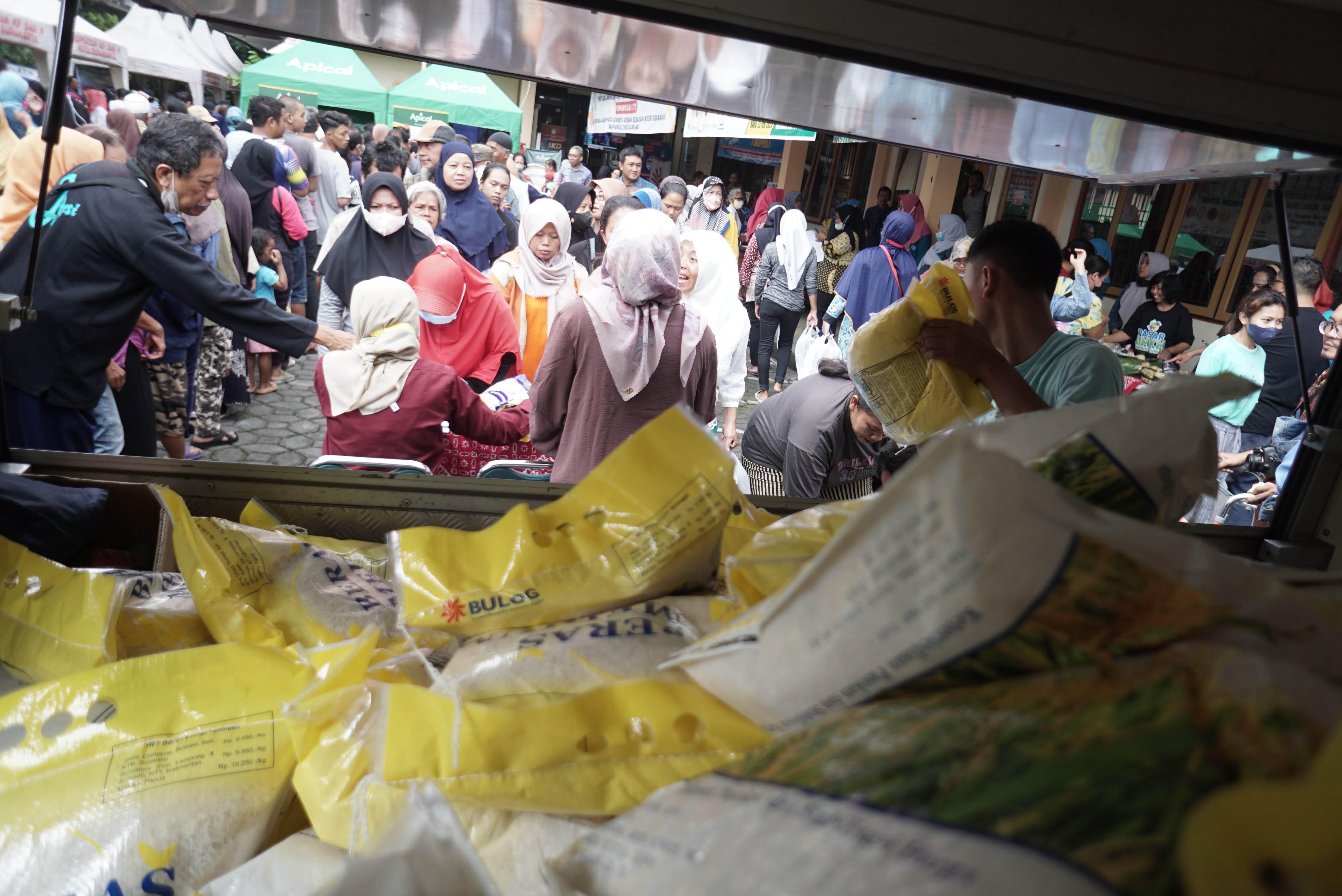 Masyarakat berbelanja di sebuah bazar.