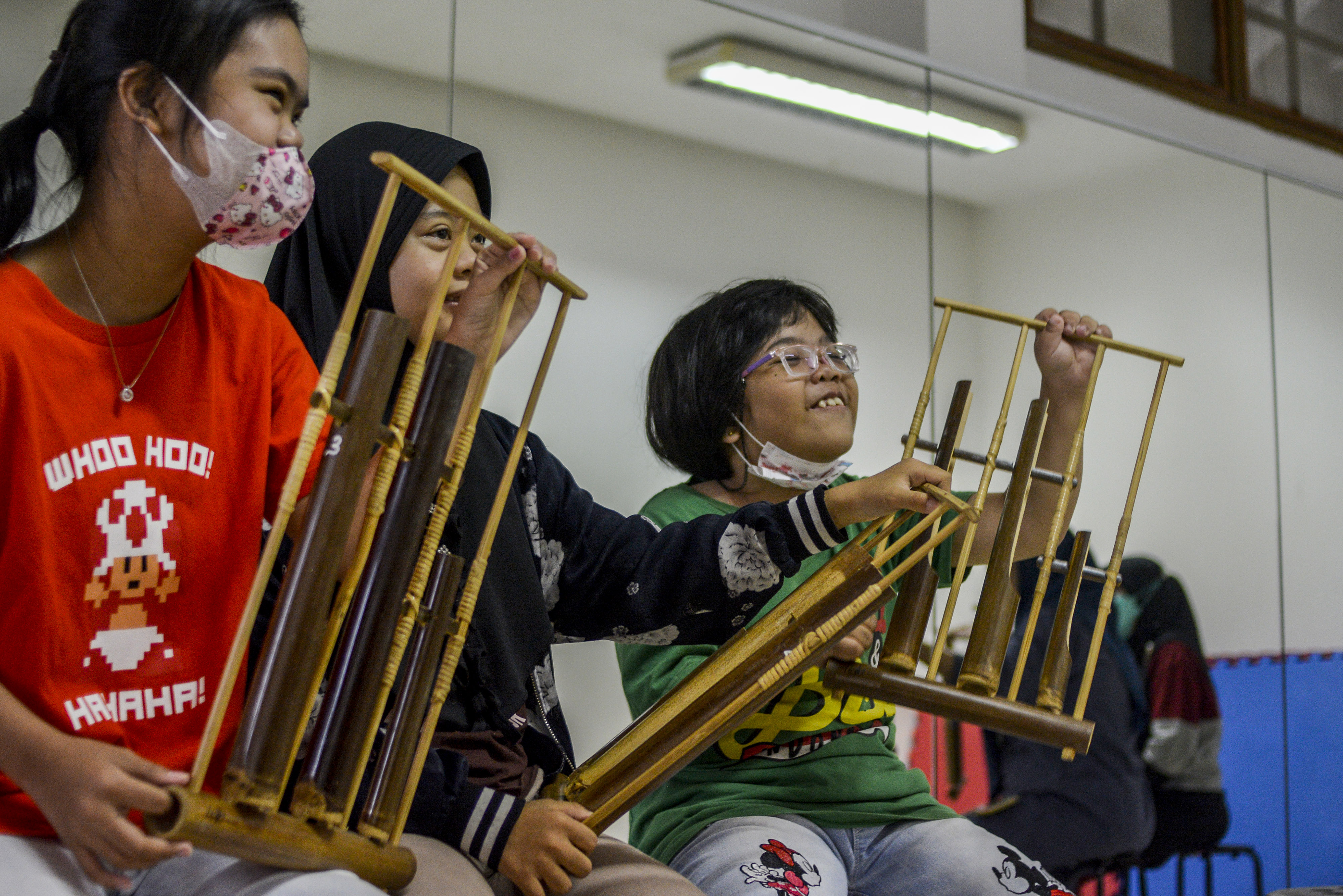 Tiga anak down dengan syndrom mengikuti kelas angklung di Rumah Ceria Down Syndrom, Pejaten, Jakarta.