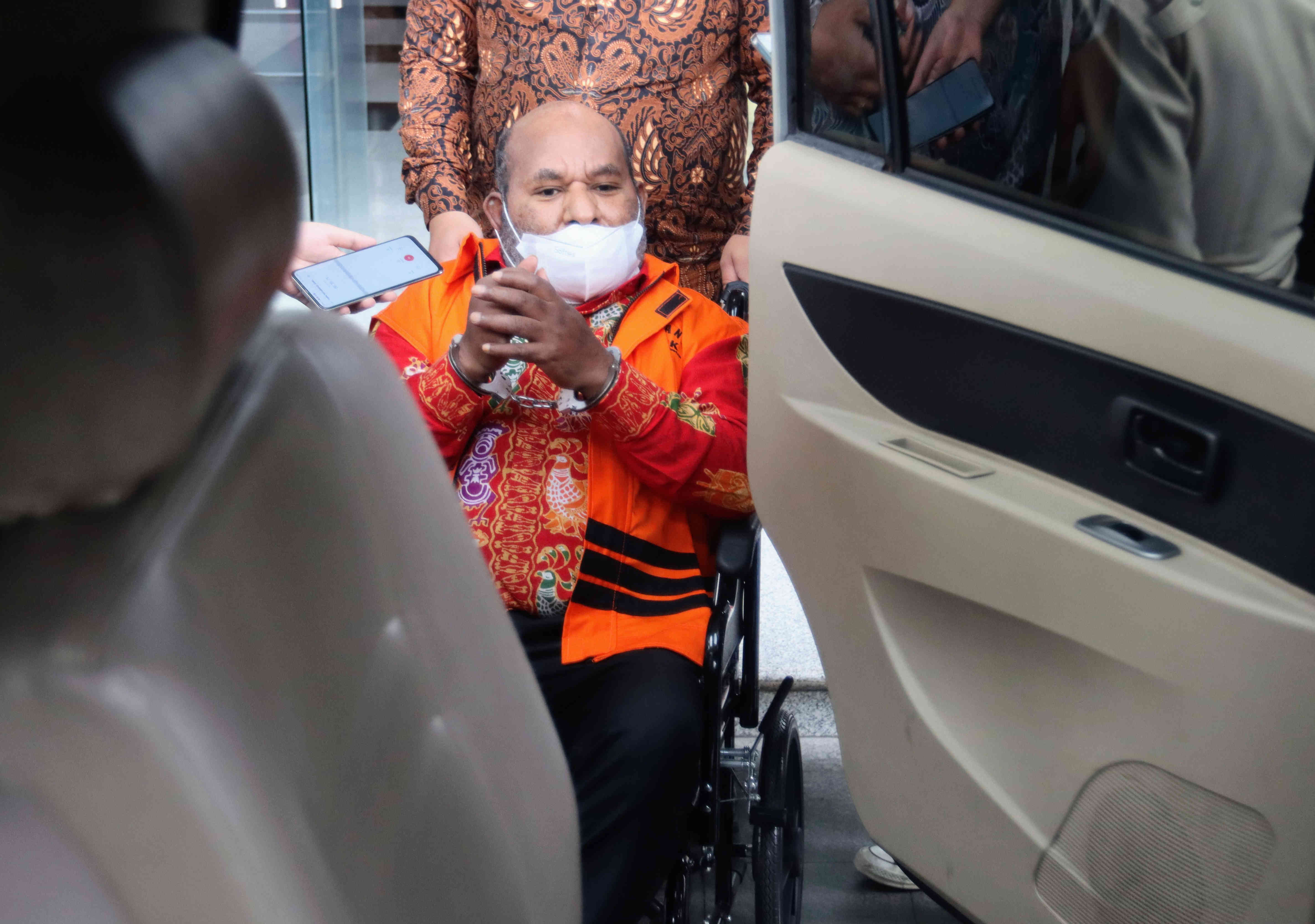 Gubernur Papua nonaktif Lukas Enembe (rompi tahanan) menjalani pemeriksaan di Gedung Merah Putih KPK,