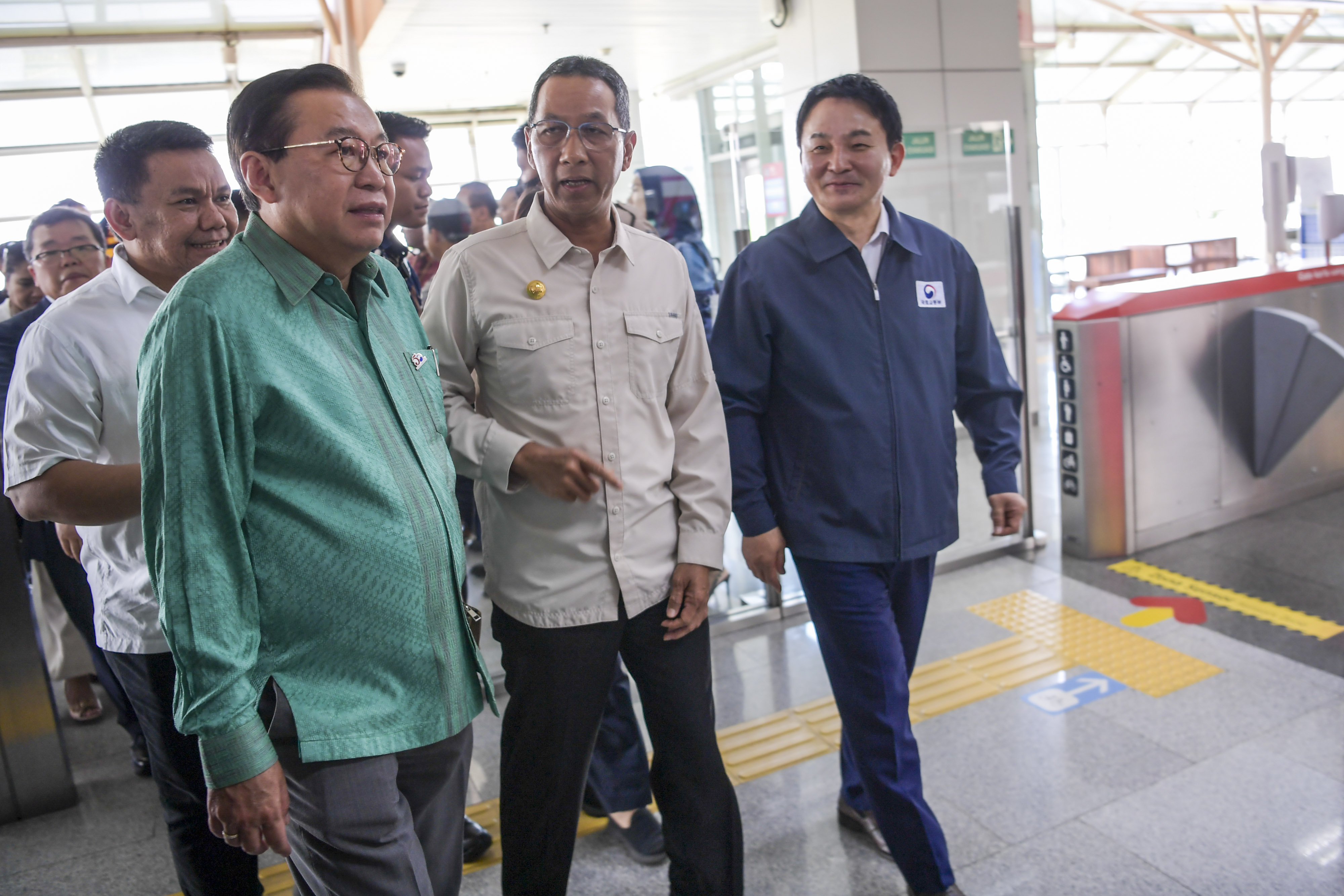 Penjabat (Pj) Gubernur DKI Jakarta Heru Budi Hartono (kedua kanan) di Stasiun Light Rail Transit (LRT) Stasiun Velodrome di Jakarta.