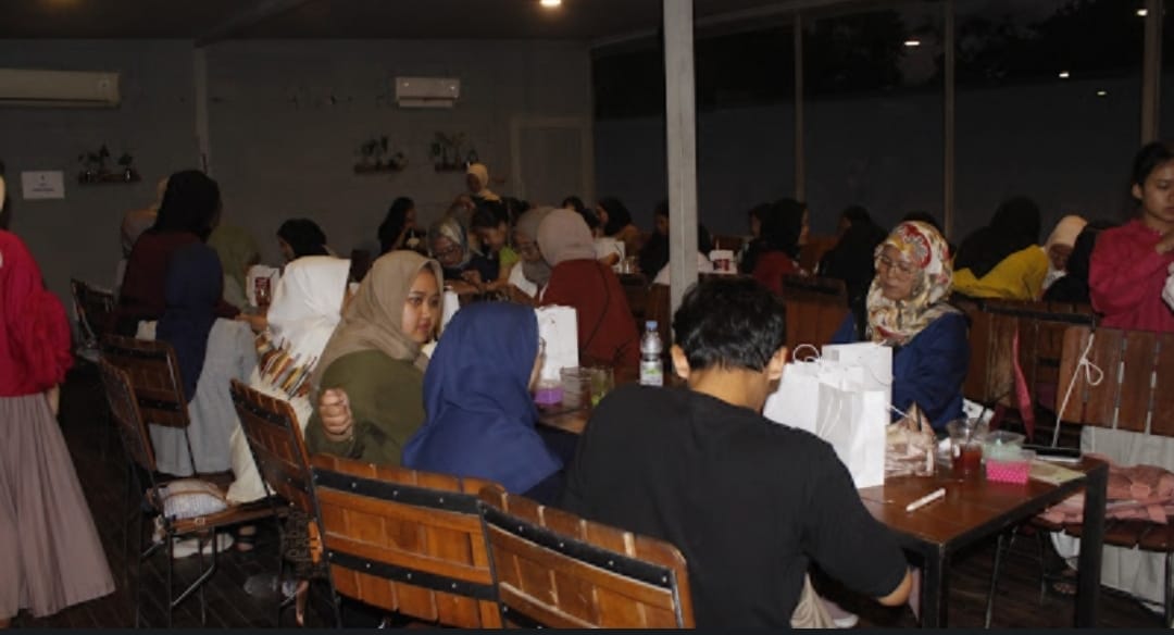 Pelatihan membuat card holder yang digelar OMG Yogyakarta