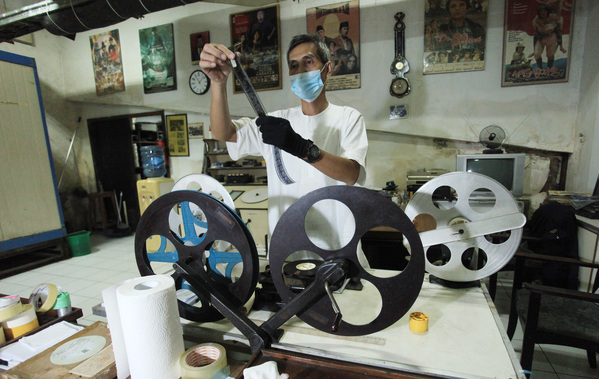 Petugas perawatan film Sinematek, Firdaus, di Pusat Perfilman Haji Usmar Ismail (PPHUI)
