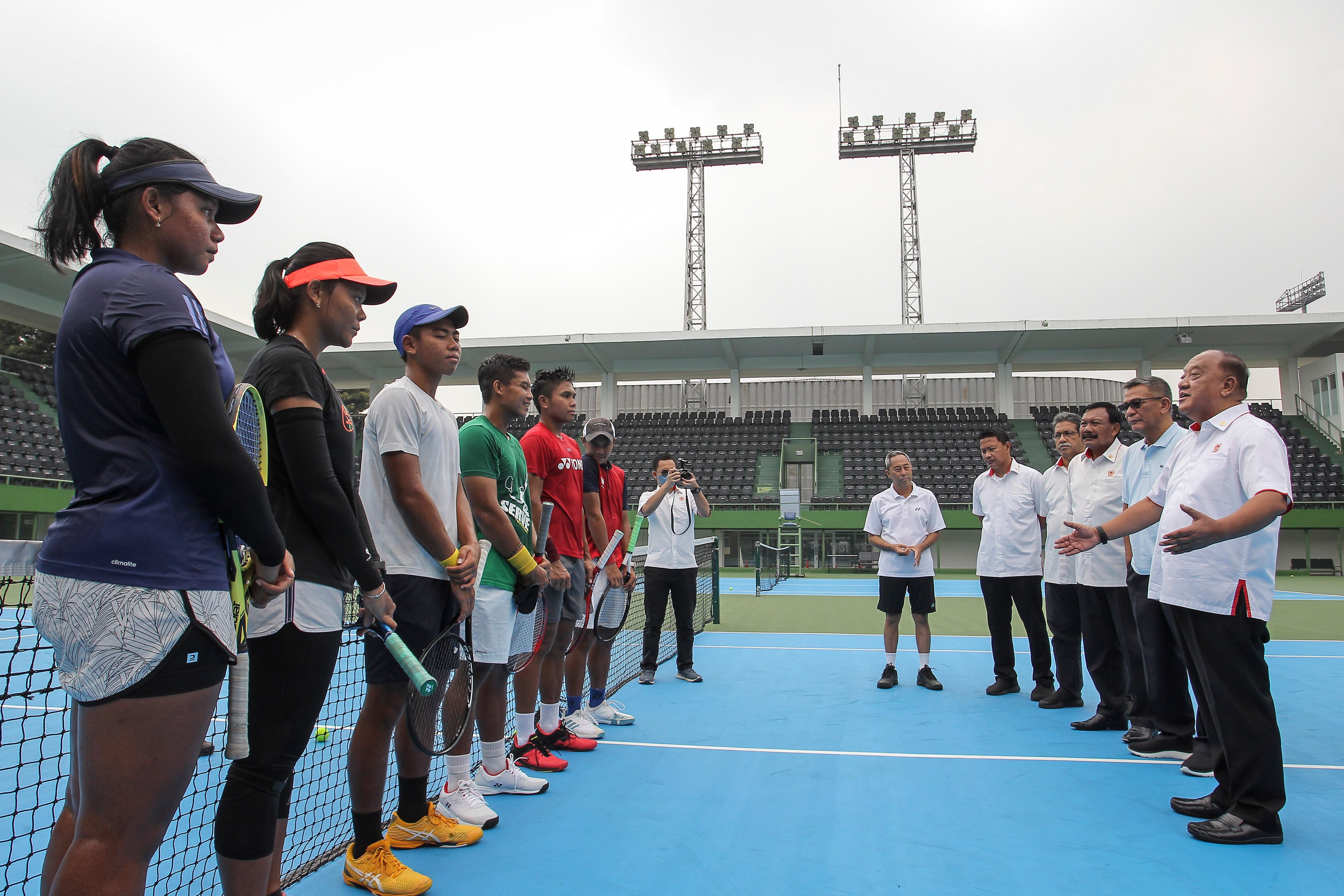  Ketua Umum KONI Marciano Norman (kanan) menyampaikan arahan saat meninjau Pelatnas di Stadion Tenis GBK, Senayan, Jakarta, Rabu (13/4/2022)