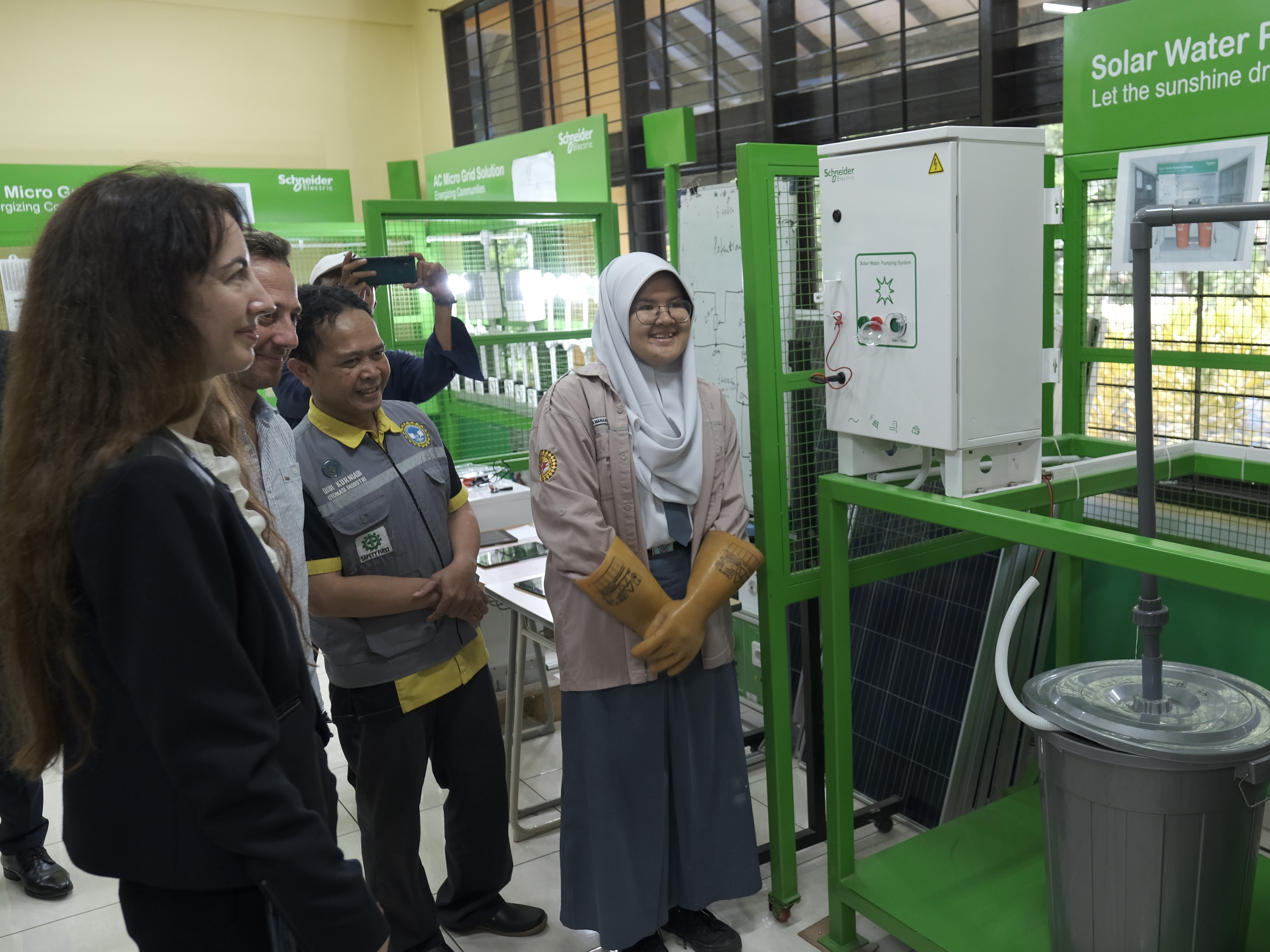 Gwenaelle Avice-Huet (kiri) bersama siswa SMK di CoE, Cimahi, Bandung.