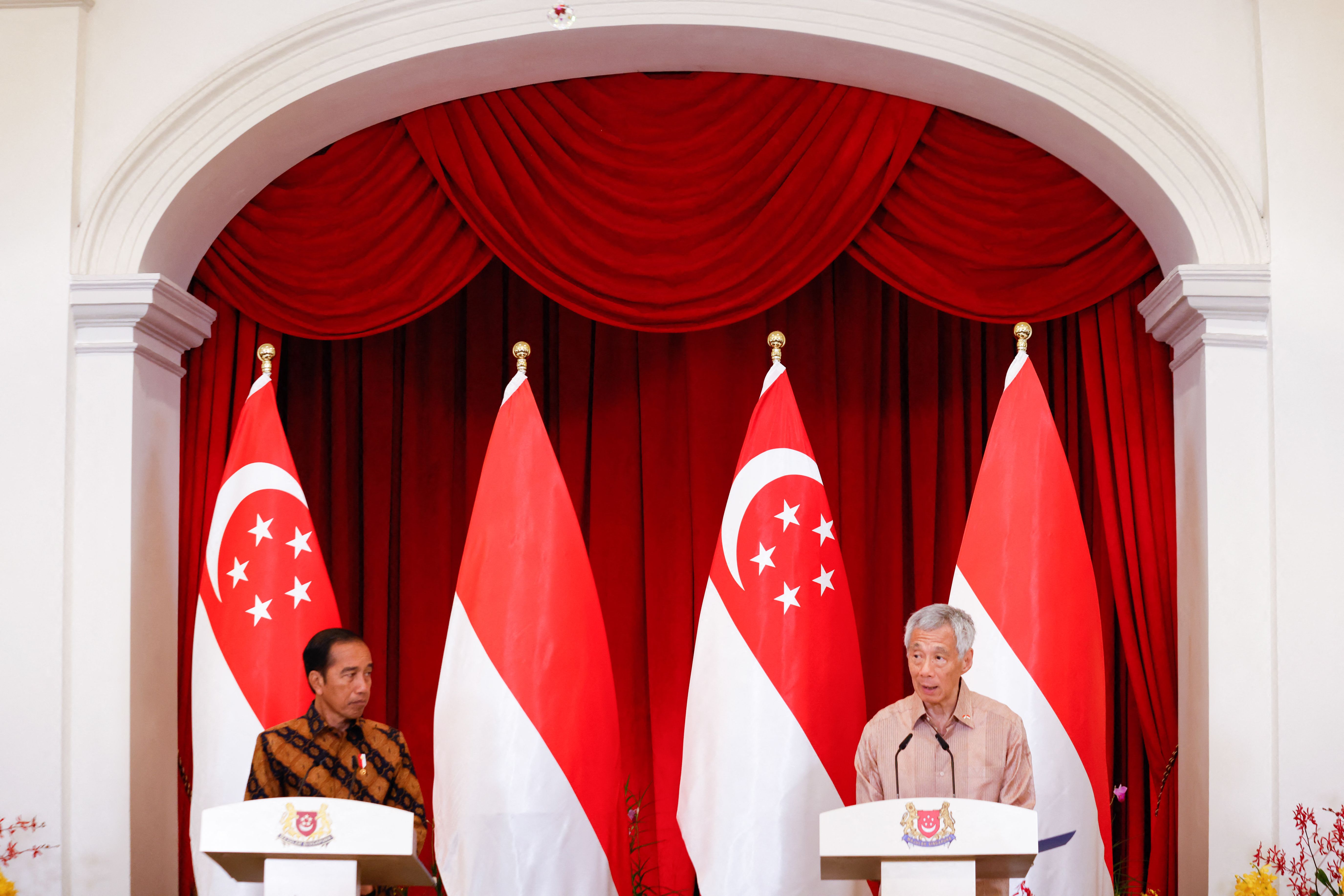 Presiden Joko Widodo (kiri) dan PM Singapura Lee Hsien Loong (kanan) dalam pertemuan di Singapura, Kamis (16/3).