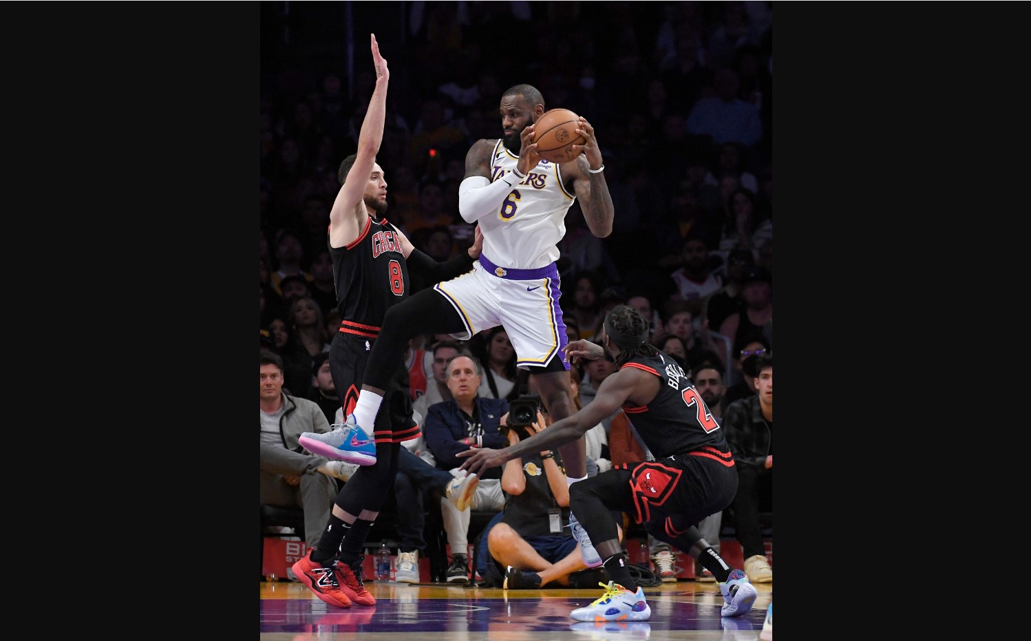 Bintang Los Angeles Lakers LeBron James saat tampil di laga NBA melawan Chicago Bulls.