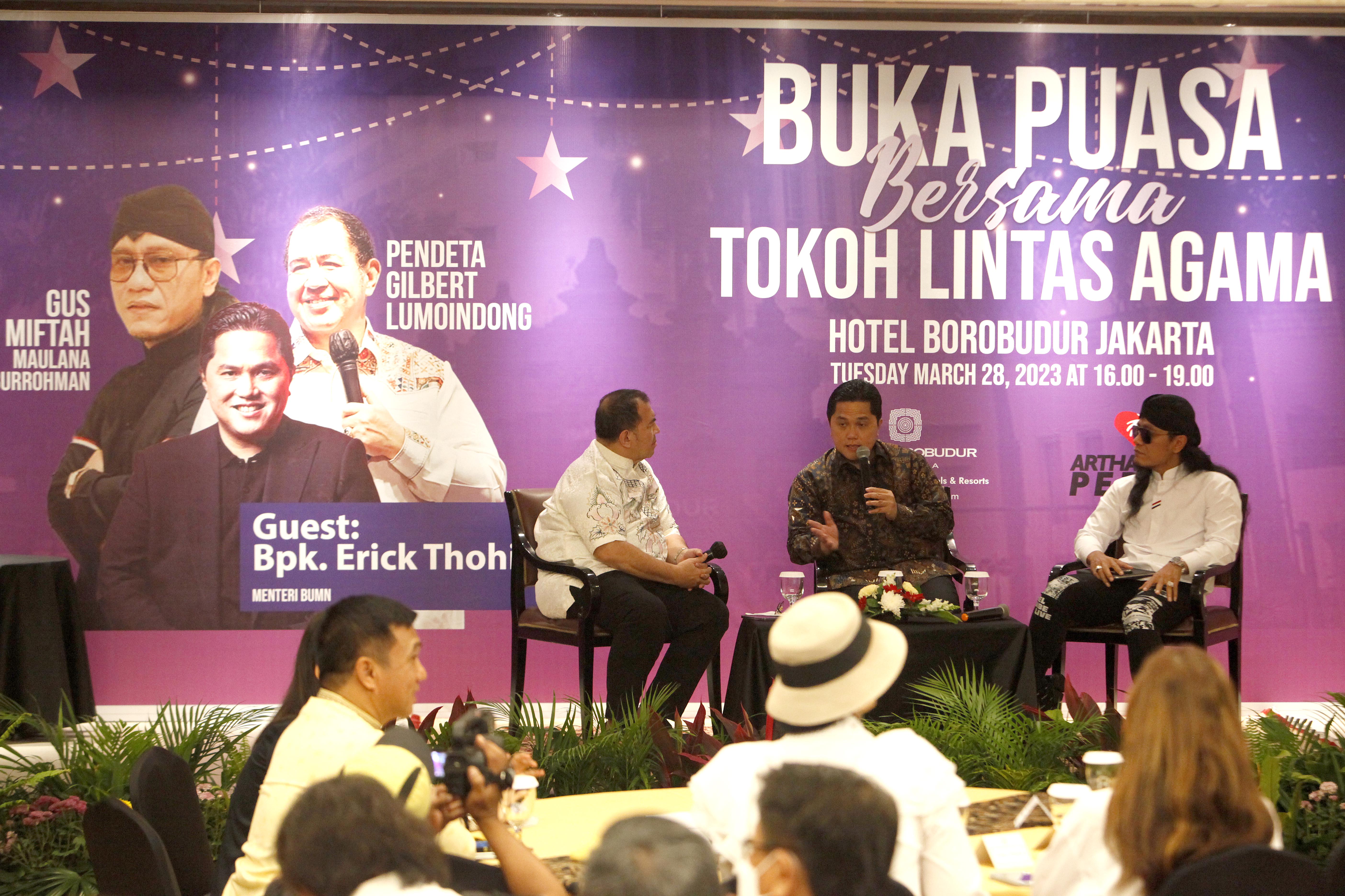 Menteri BUMN yang juga Ketua Umum PSSI Erick Thohir bersama sejumlah ulama