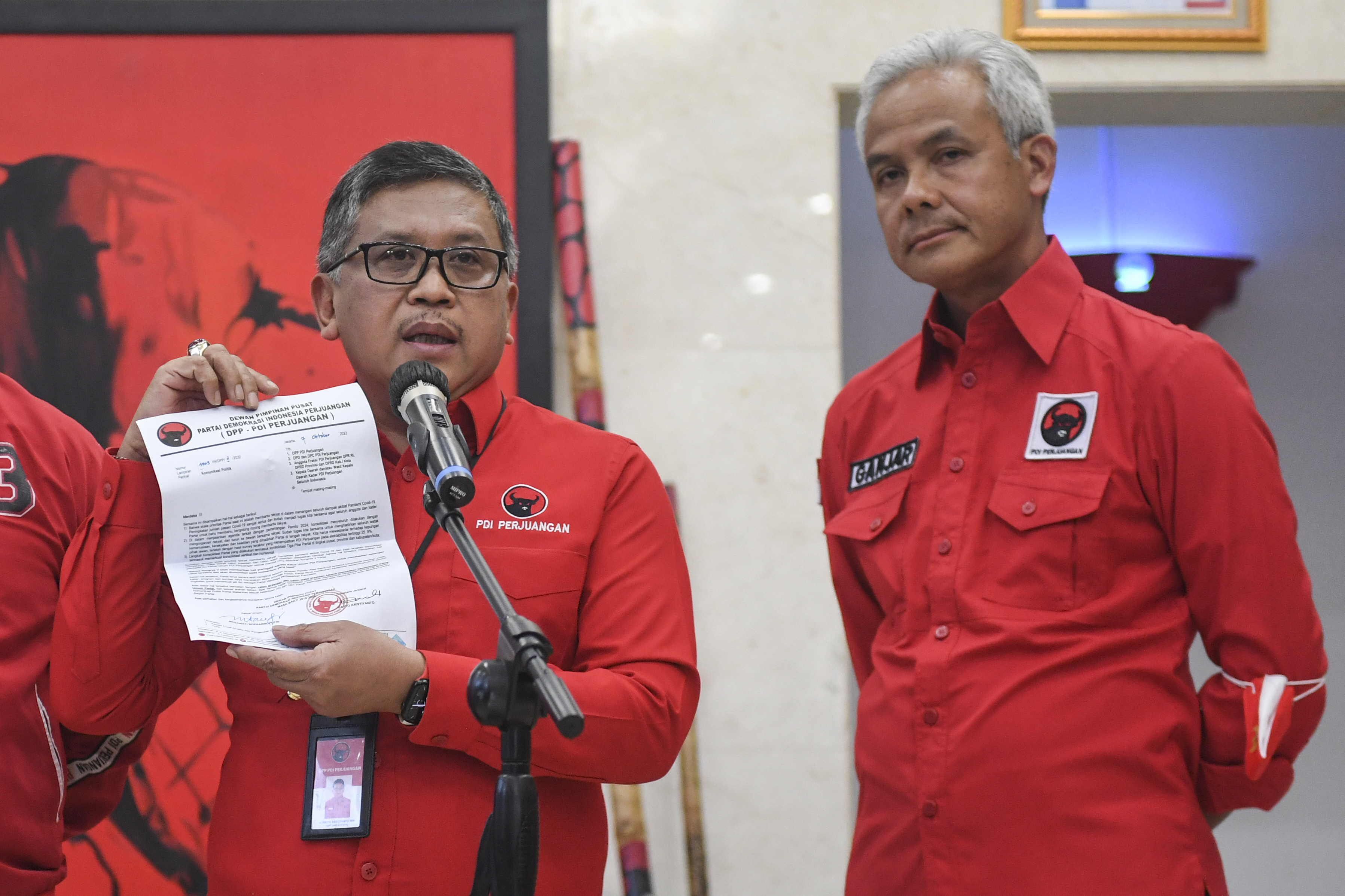 Ganjar Pranowo bersama Sekjen PDIP Hasto Kristiyanto