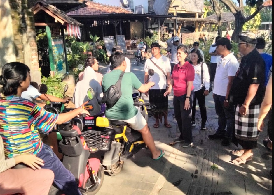 Petugas melakukan sosialisasi larangan sepeda listrik masuk ke kawasan Pantai Sanur.