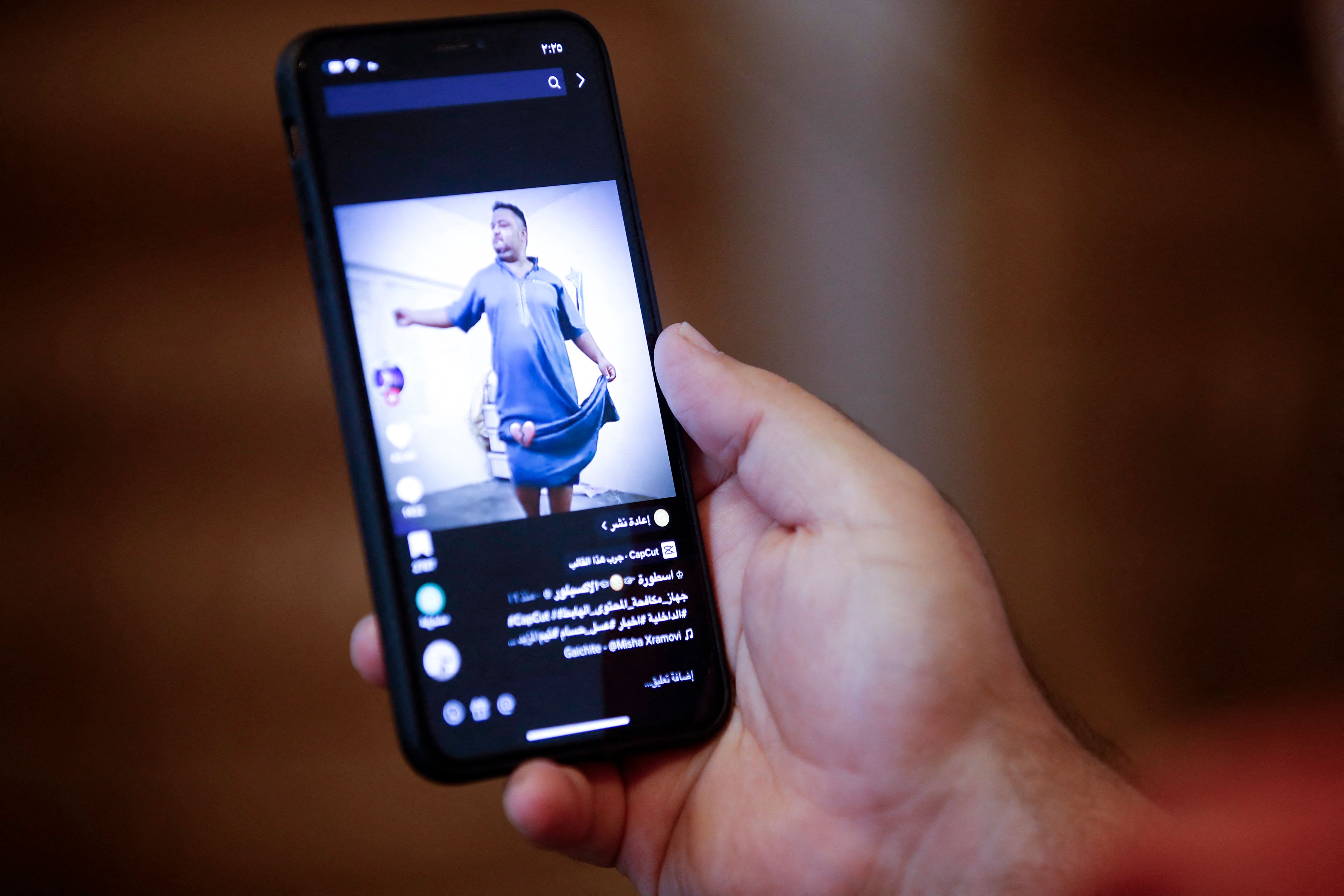 Ilustrasi menonton TikTok