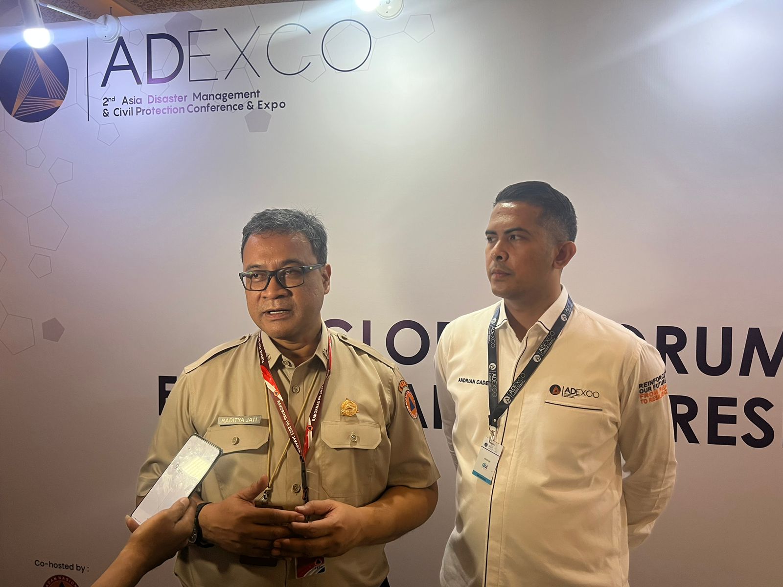Deputi Bidang Sistem dan Strategi BNPB Raditya Jati (kiri) dan Direktur Operasional Pameran Andrian Cader (kanan)