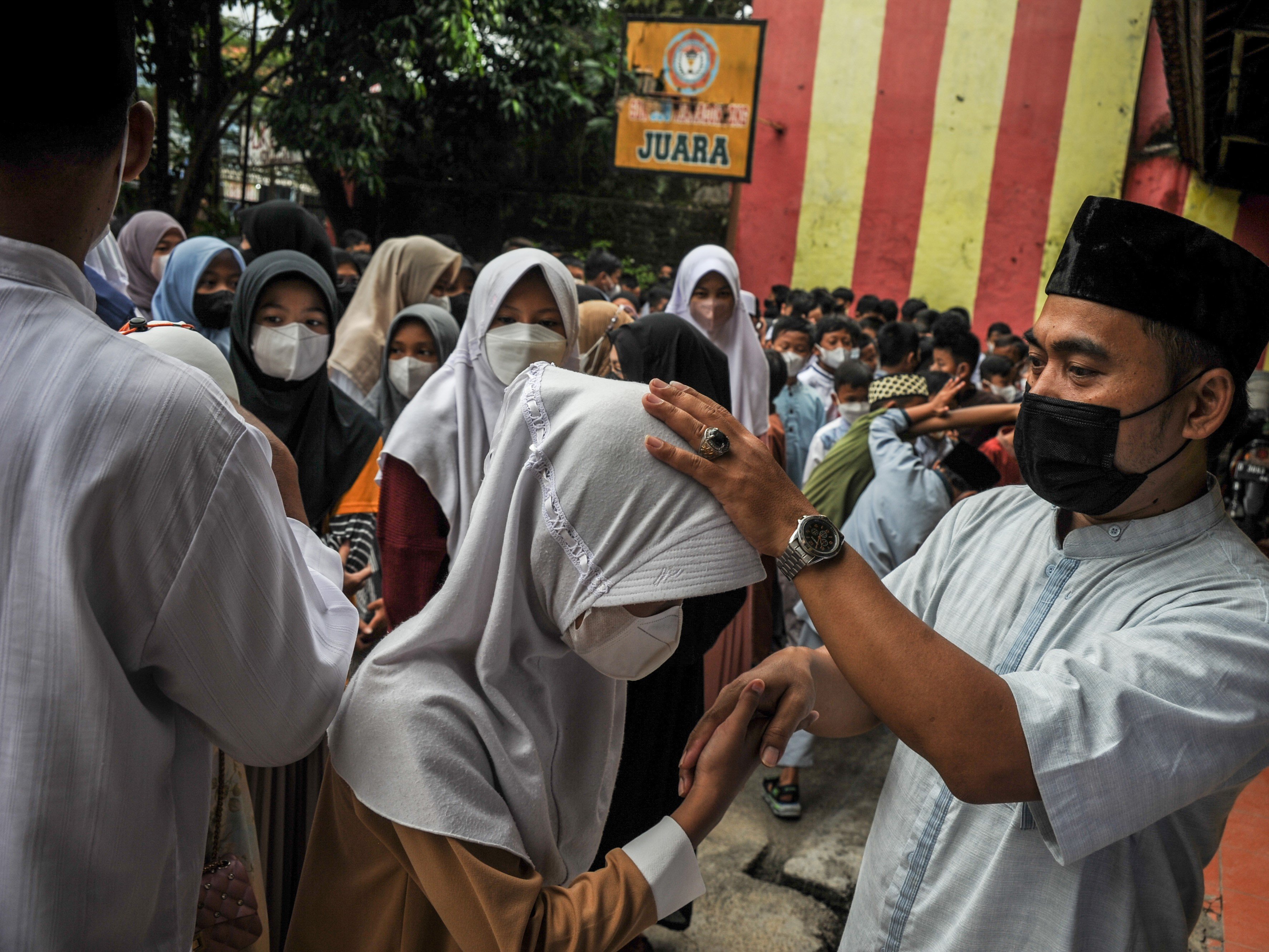 Siswa menjalani prosesi halalbihalal saat hari pertama masuk sekolah di SDN 038 Kiaracondong, Bandung, Jawa Barat.