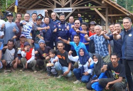 Ayep Zaki dan Gubernur ABN IGK Manila bersama masyarakat Garut, Jawa Barat.