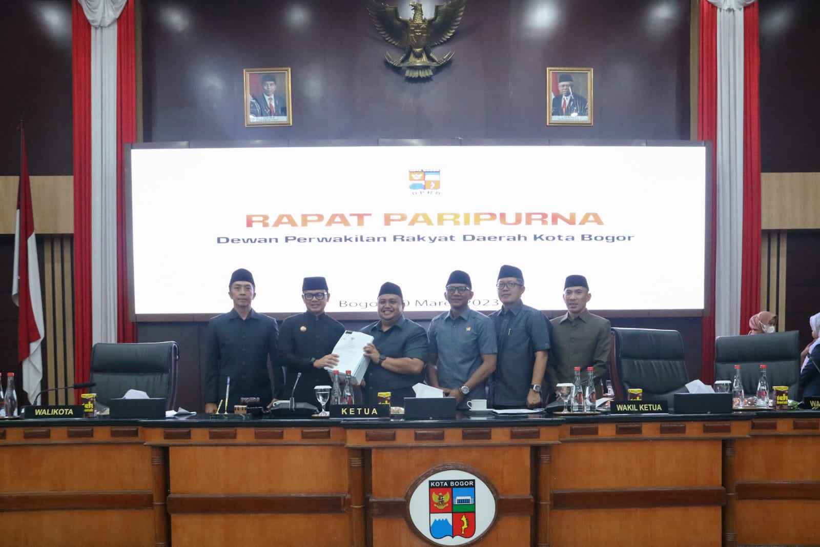 Rapat Paripurna DPRD Kota Bogor di Kota Bogor, baru-baru ini dan menerima LKPJ Wali Kota Bogor untuk tahun anggaran 2022. 