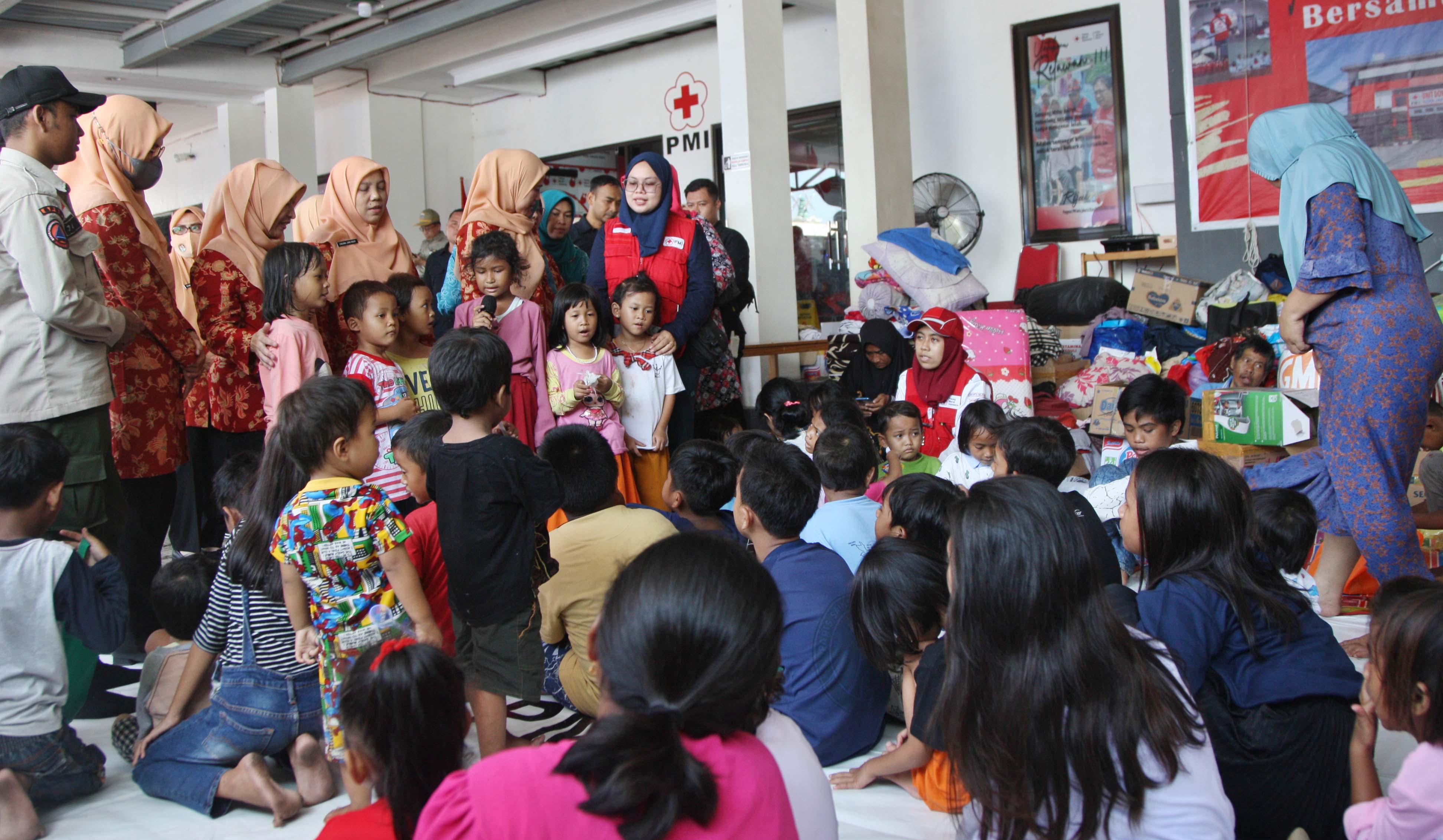 Anak-anak pengungsi korban kebakaran Depo Plumpang Pertamina mengikuti trauma healing di halaman kantor PMI Jakarta Utara, Jakarta.