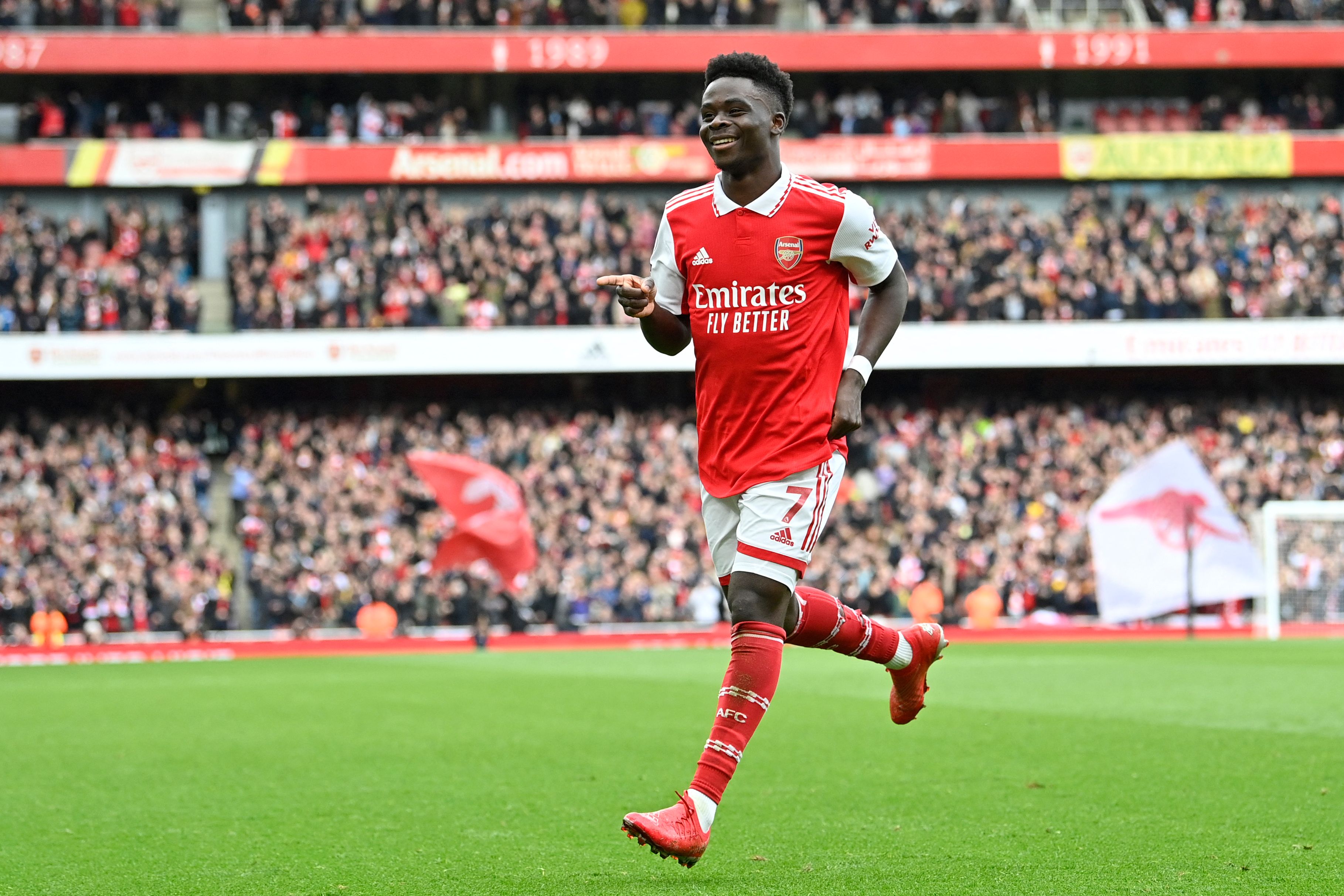 Penyerang Arsenal Bukayo Saka melakukan selebrasi usai mencetak gol ke gawang Crystal Palace di laga Liga Primer Inggris.